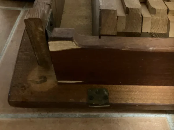 Kvadratisk spisebord i teak med én tillægsplade