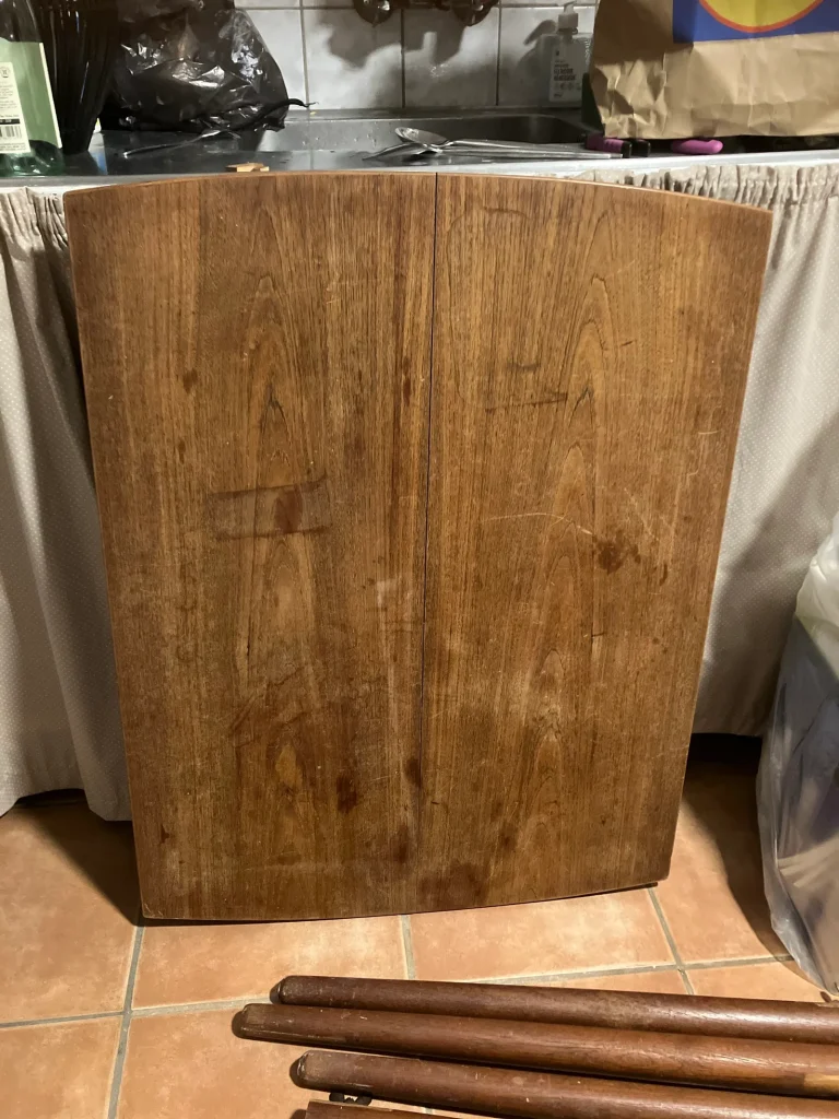 Kvadratisk spisebord i teak med én tillægsplade