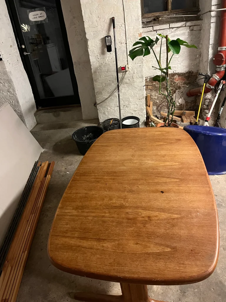 Ovalt spisebord i teak med to tillægsplader, Skovby