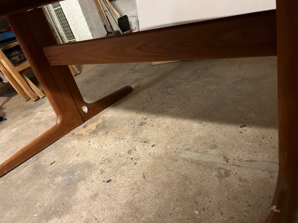 Ovalt spisebord i teak med to tillægsplader, Skovby