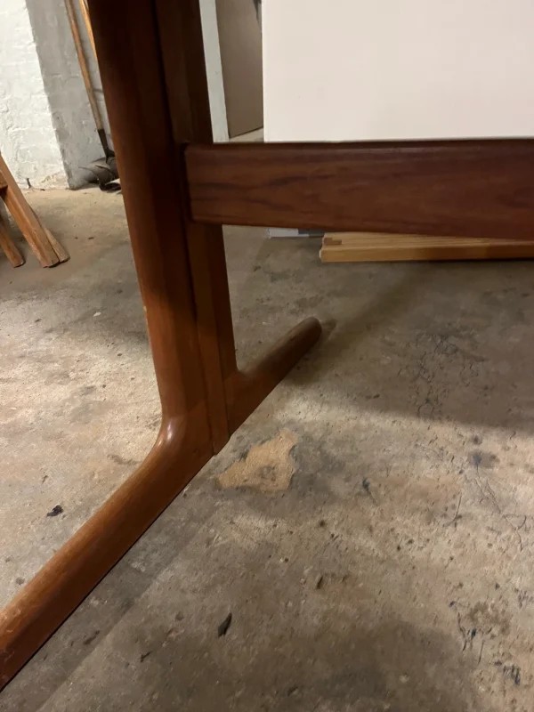 Ovalt spisebord i teak med to tillægsplader, Skovby