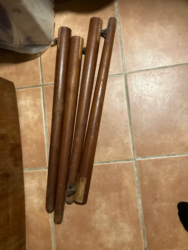 Kvadratisk spisebord i teak med én tillægsplade