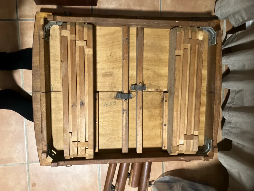 Kvadratisk spisebord i teak med én tillægsplade