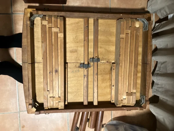 Kvadratisk spisebord i teak med én tillægsplade