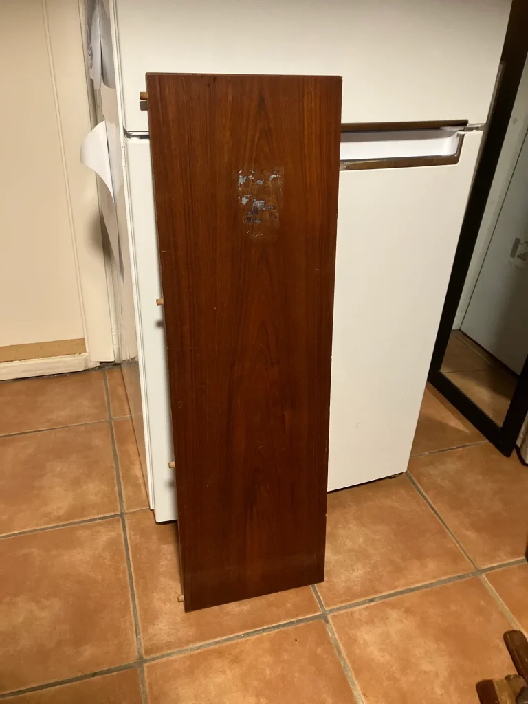 Kvadratisk spisebord i teak med én tillægsplade