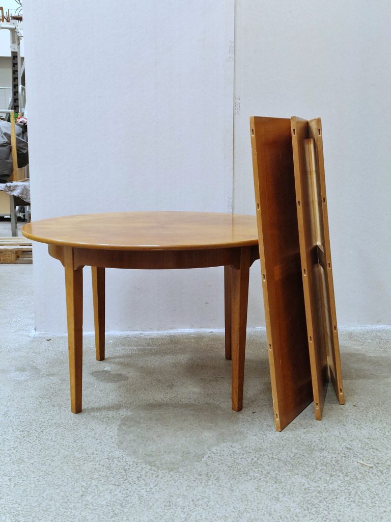 Rundt spisebord med 3 tillægsplader