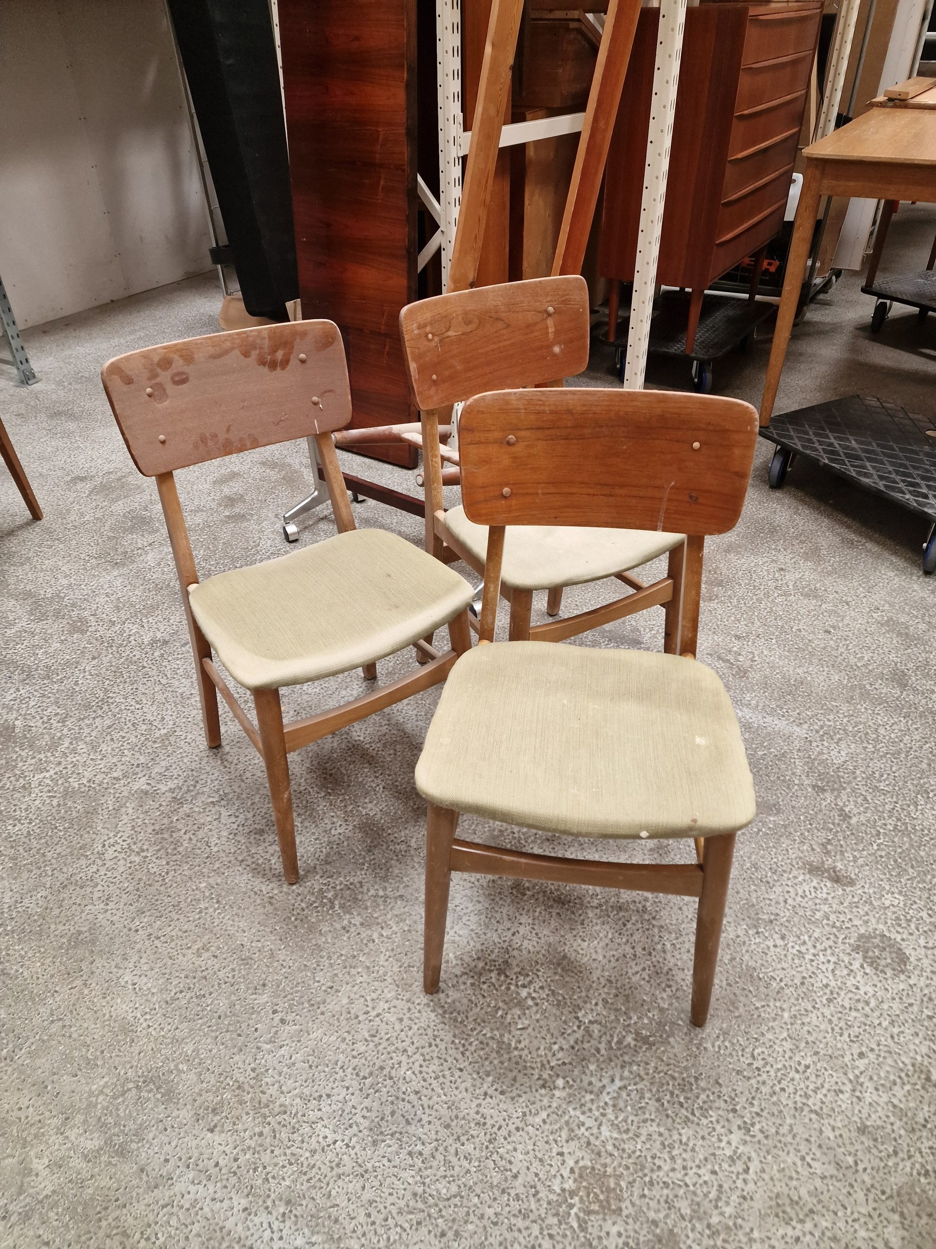 Fem spisestole med rygstykke af teak og letgrøn polstring