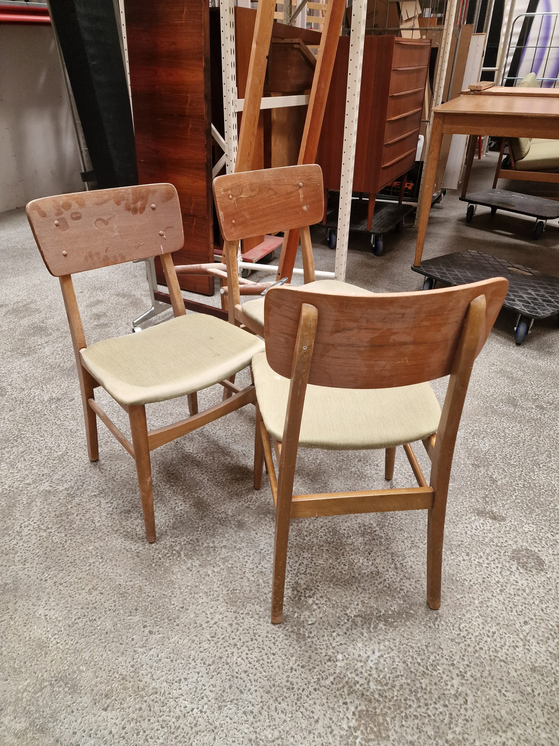 Fem spisestole med rygstykke af teak og letgrøn polstring