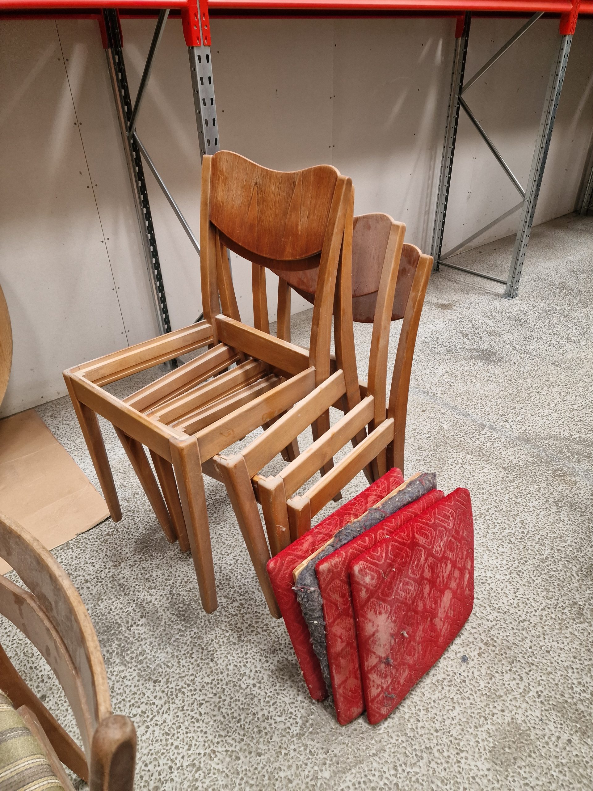 Fire spisestole, teak og bøg