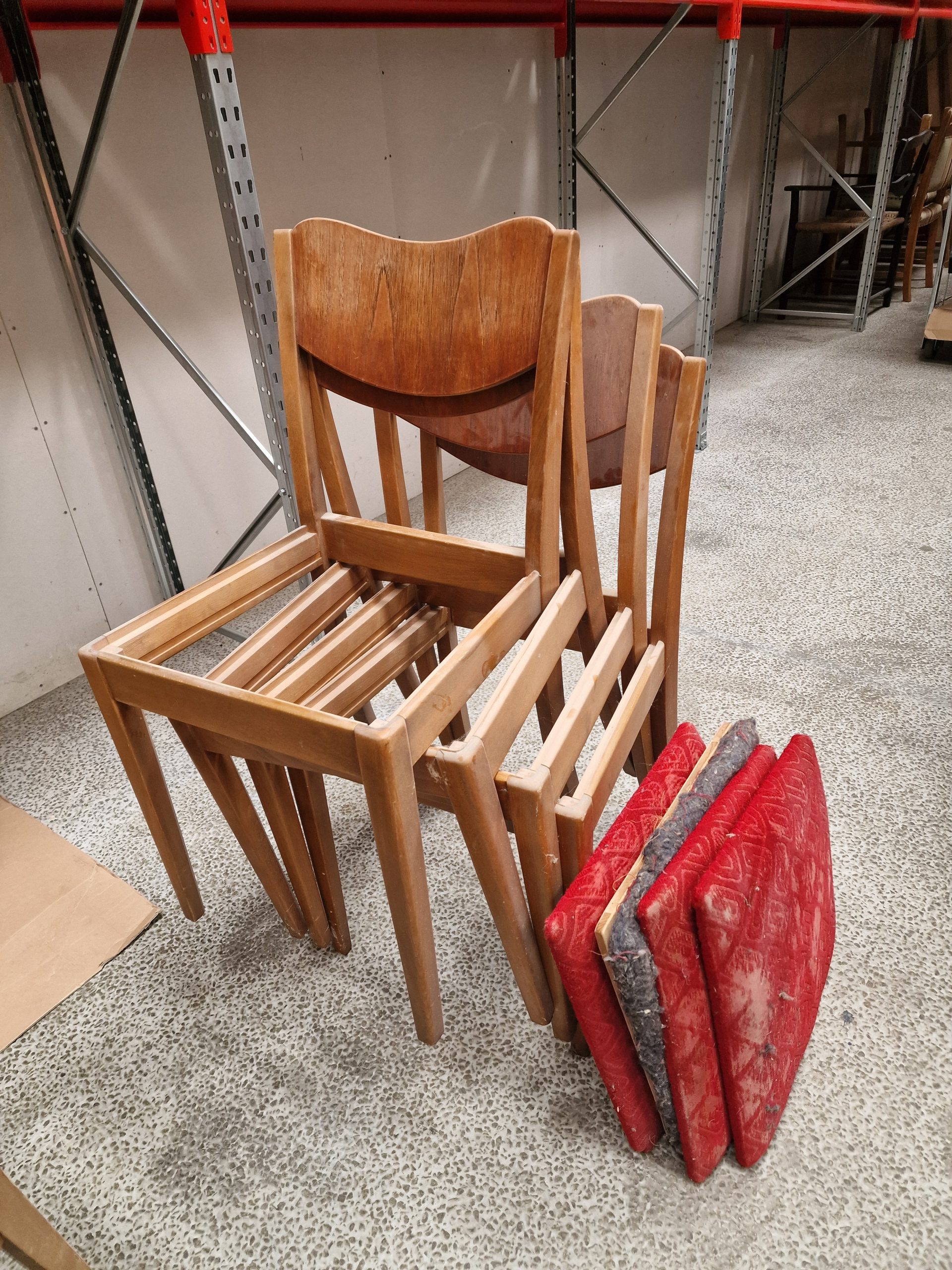 Fire spisestole, teak og bøg