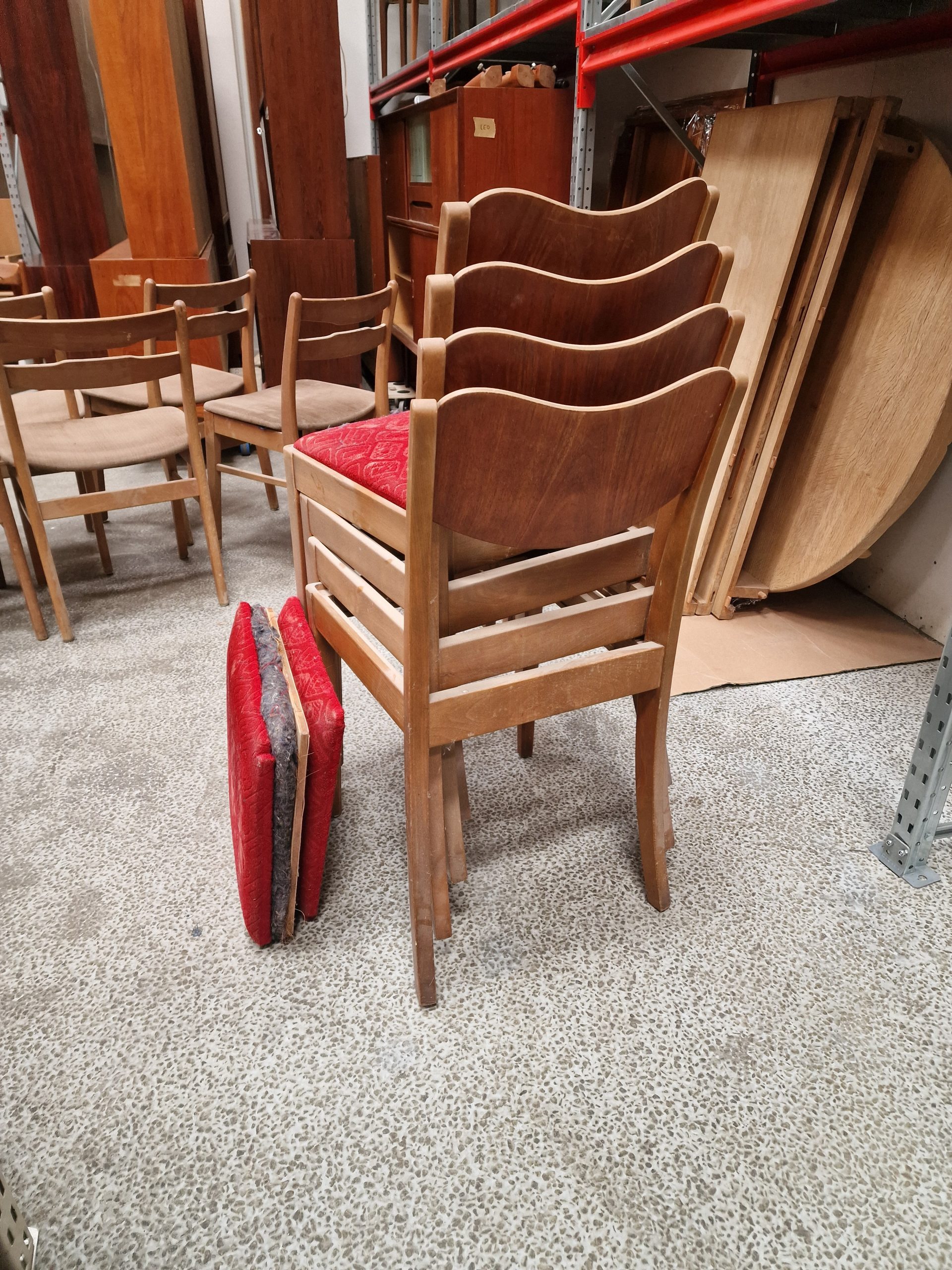 Fire spisestole, teak og bøg