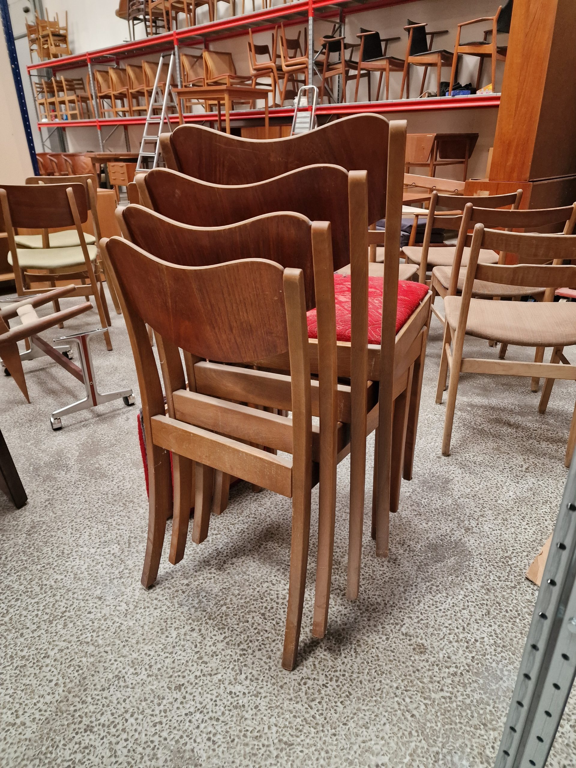 Fire spisestole, teak og bøg