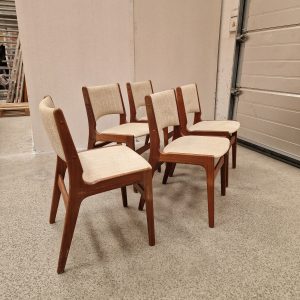 Fem stk Erik Buch model 89 spisestole i massiv teak med grå polstring