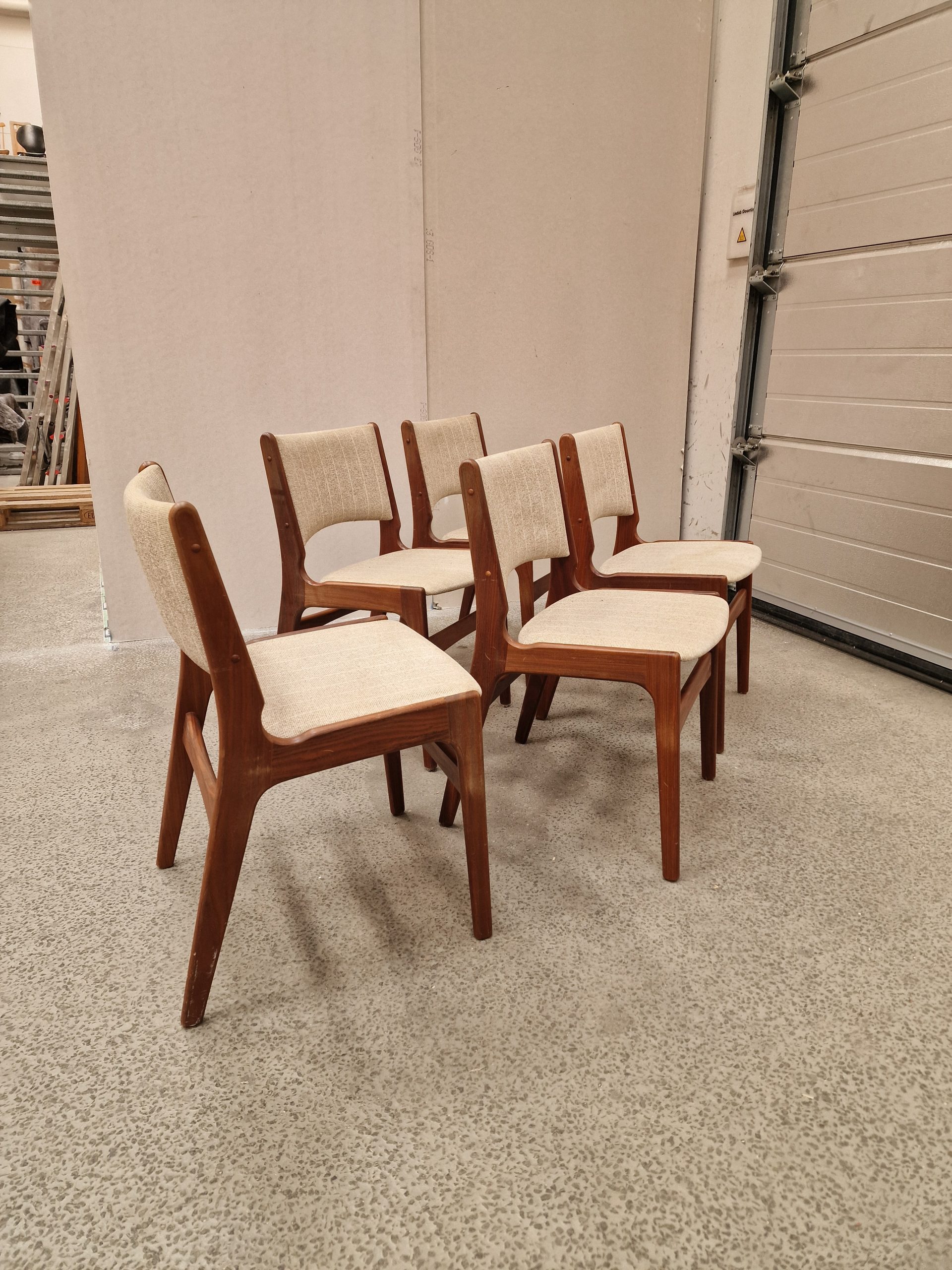 Fem stk Erik Buch model 89 spisestole i massiv teak med grå polstring