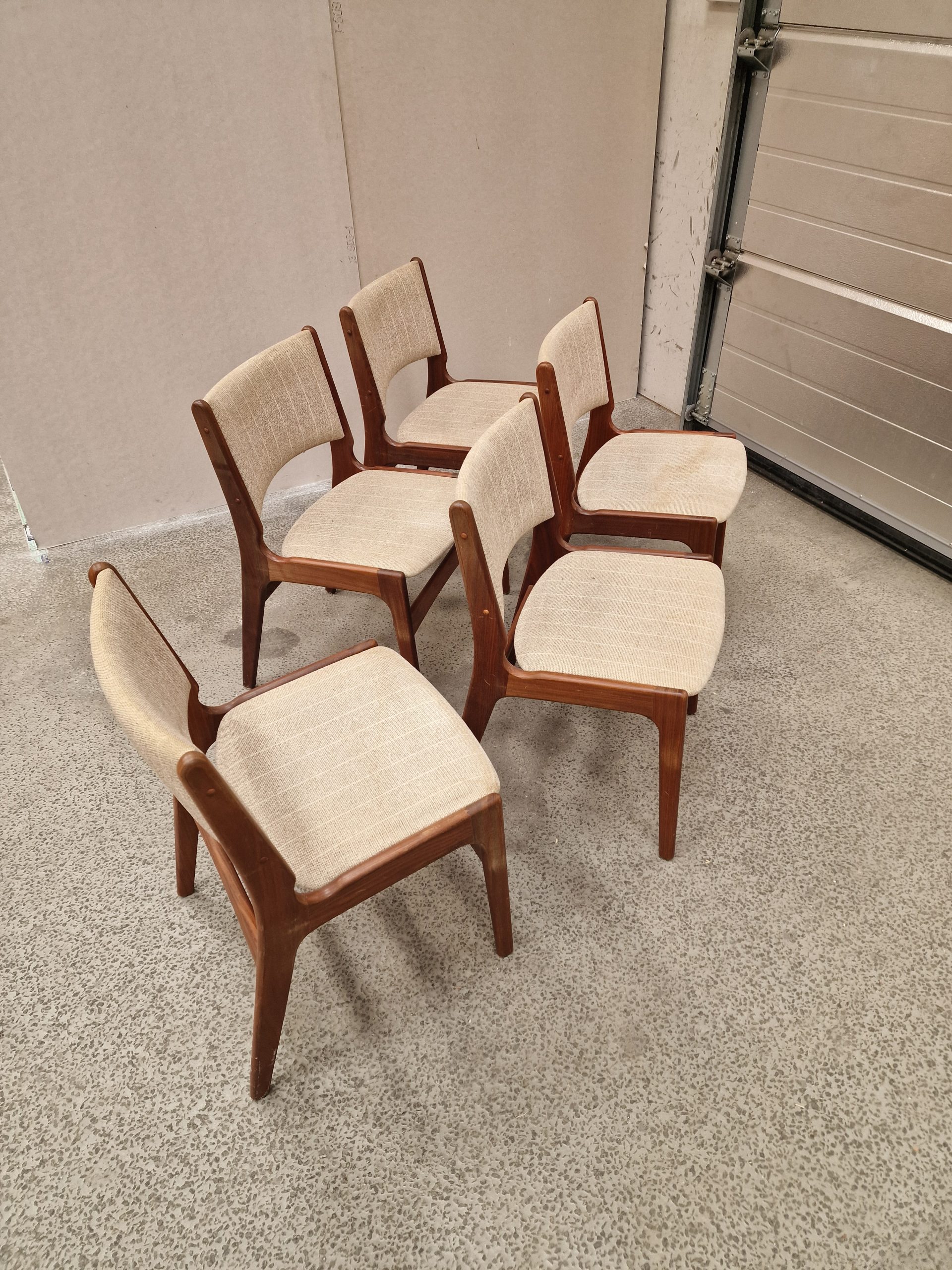 Fem stk Erik Buch model 89 spisestole i massiv teak med grå polstring