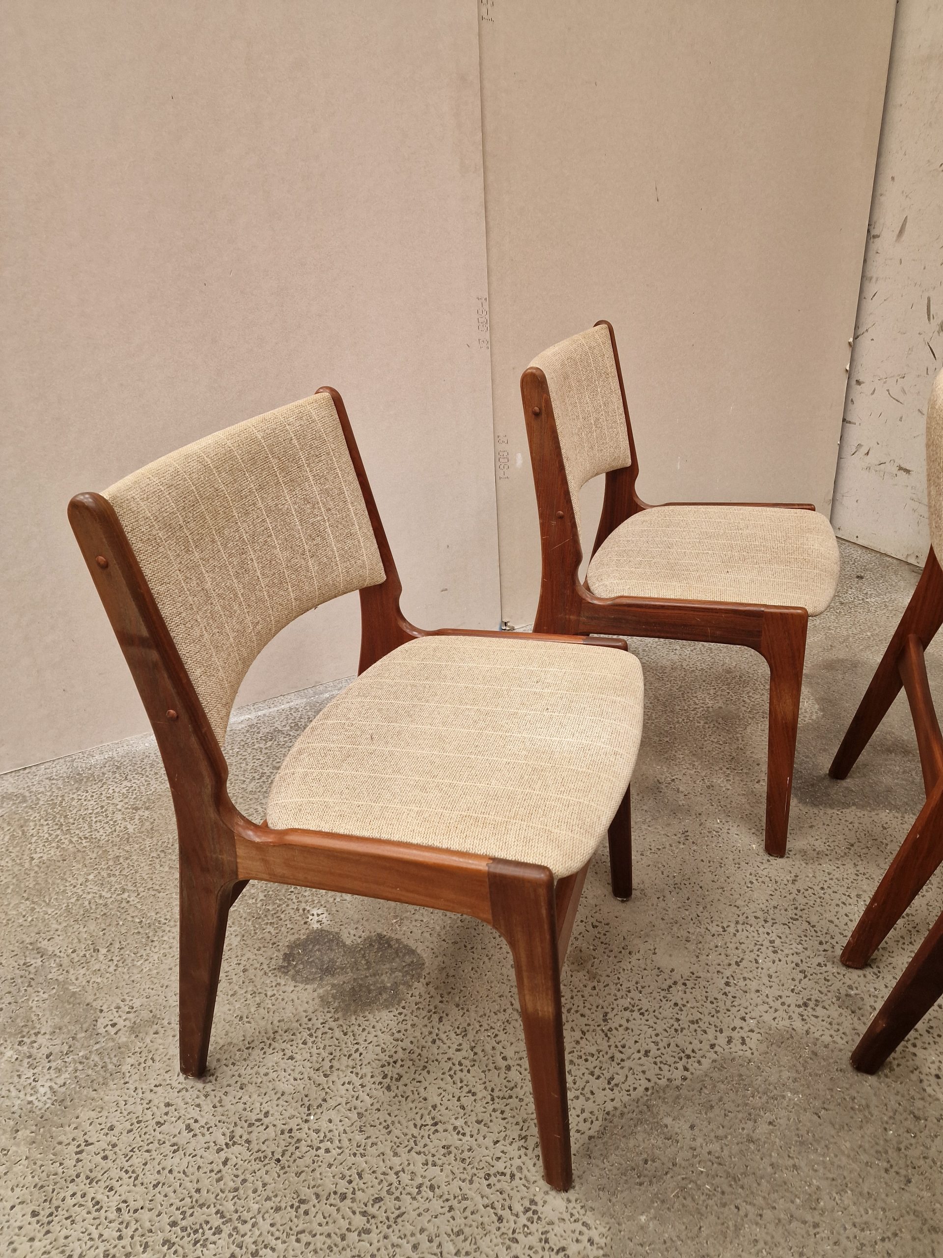 Fem stk Erik Buch model 89 spisestole i massiv teak med grå polstring