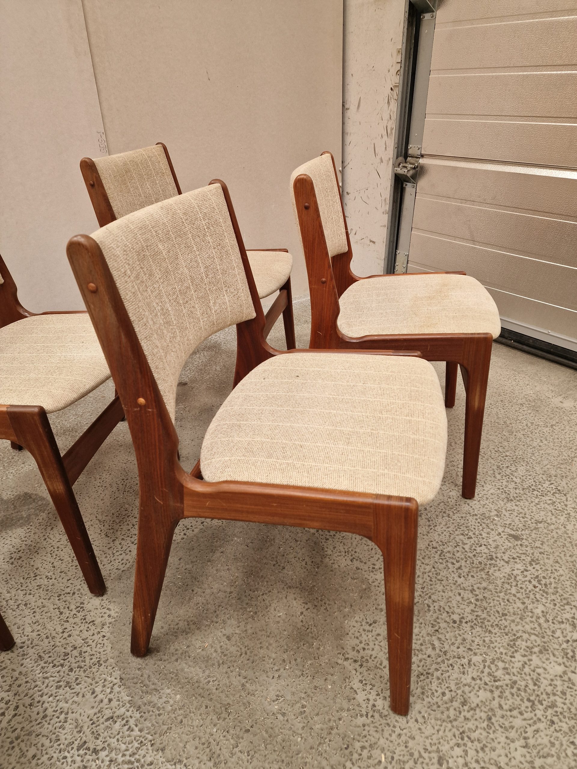 Fem stk Erik Buch model 89 spisestole i massiv teak med grå polstring