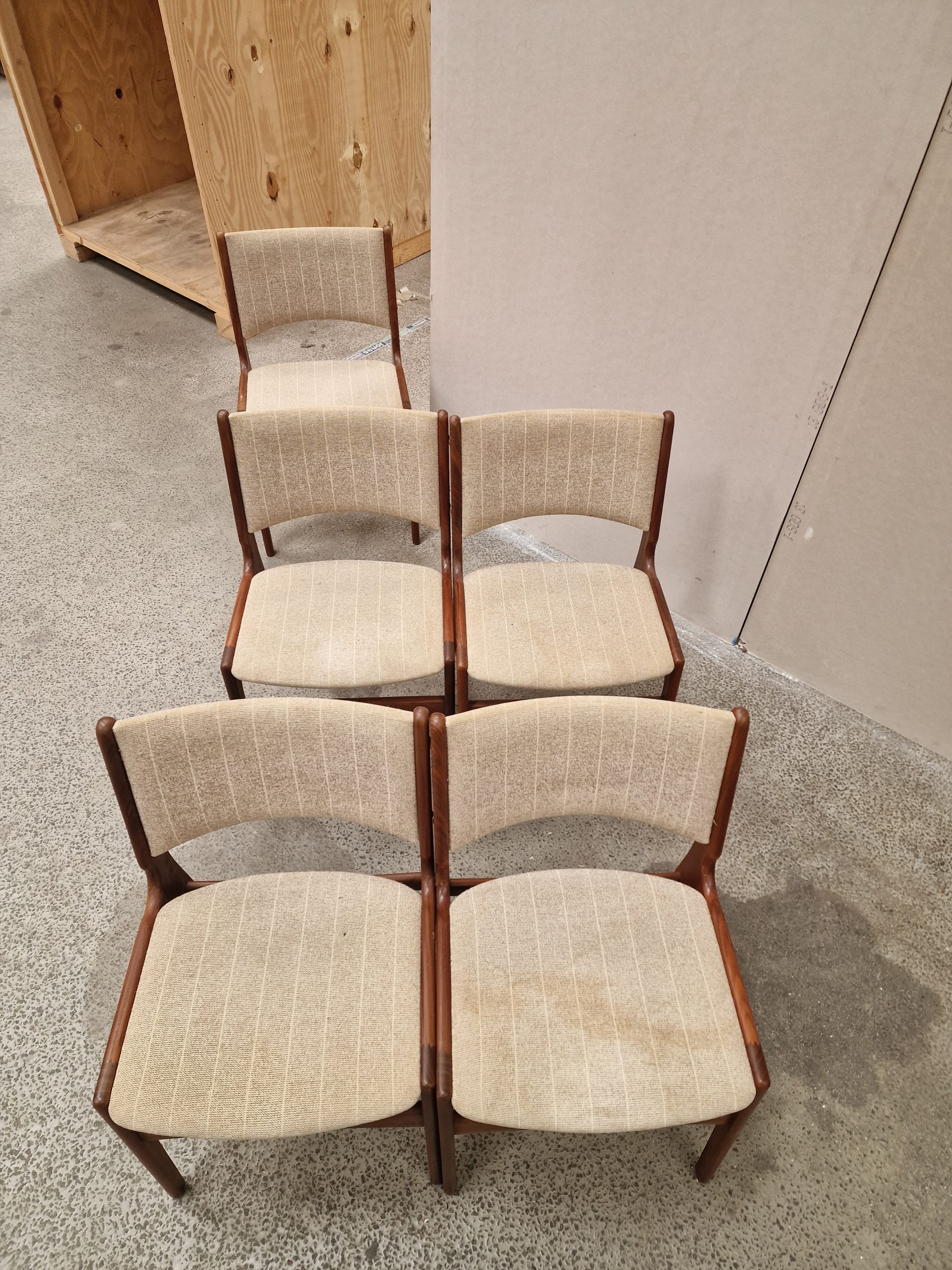 Fem stk Erik Buch model 89 spisestole i massiv teak med grå polstring