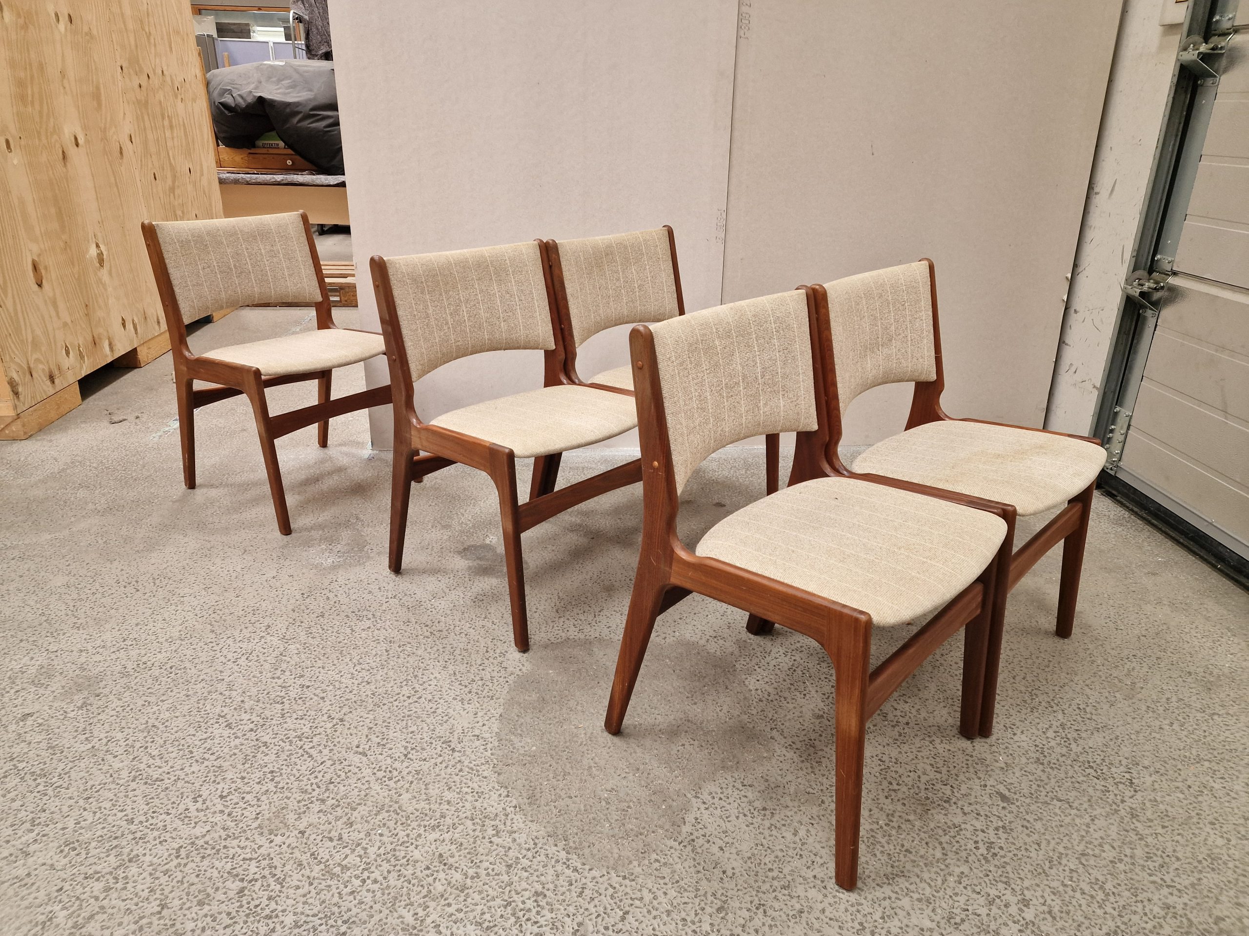 Fem stk Erik Buch model 89 spisestole i massiv teak med grå polstring