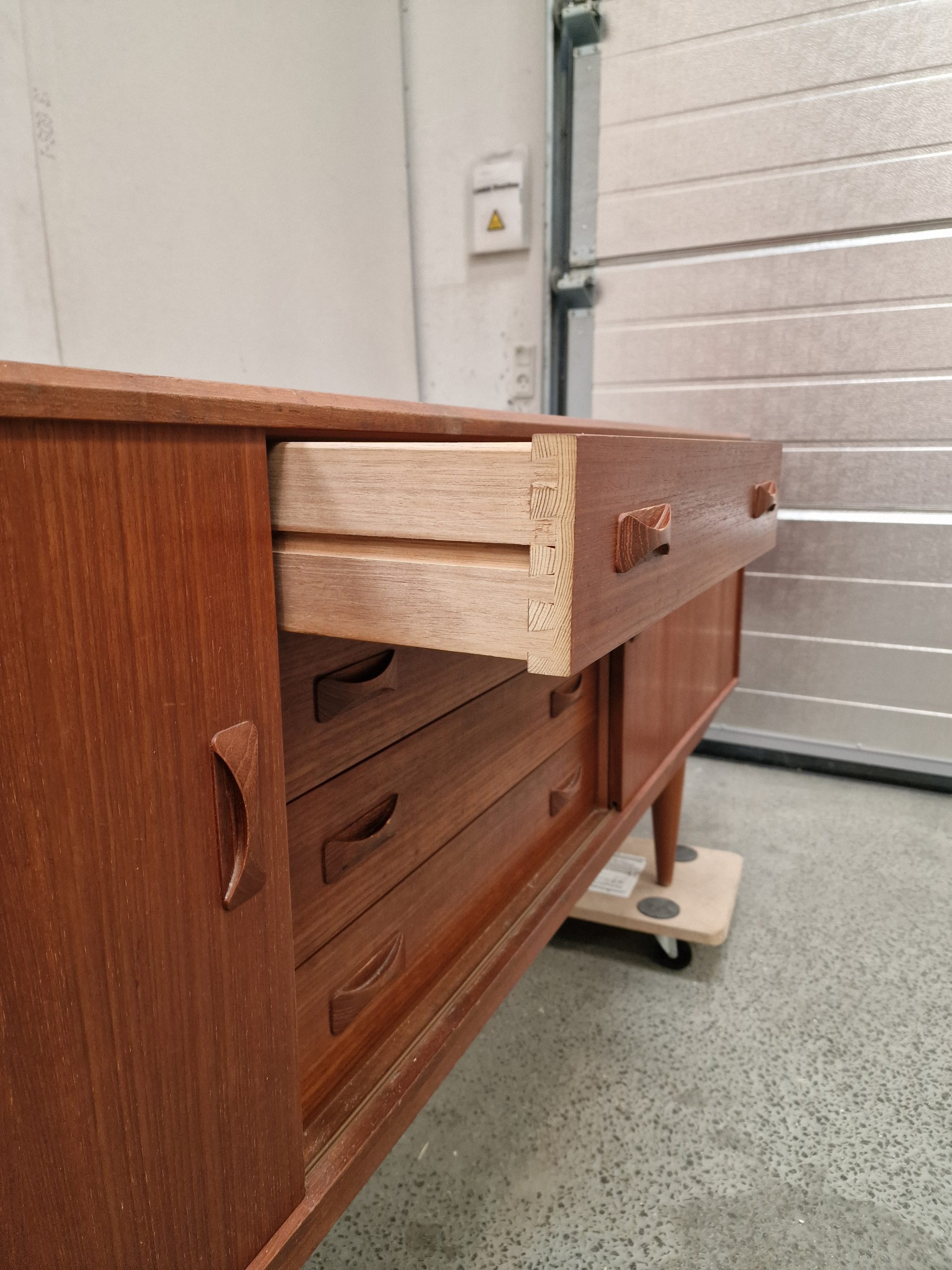 Lang lav teaktræ skænk med reoler, Clausen og Søn