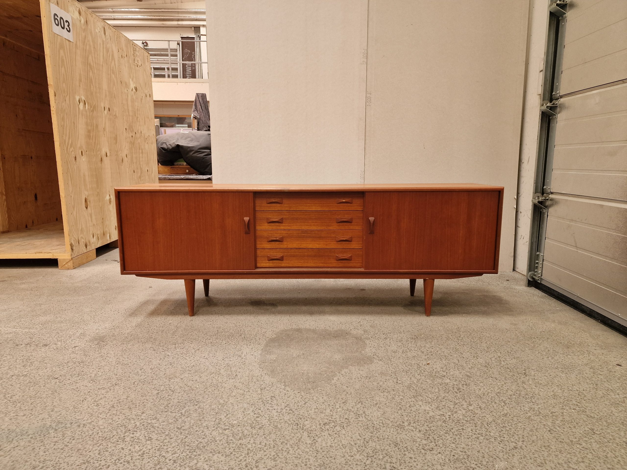 Lang lav teaktræ skænk med reoler, Clausen og Søn