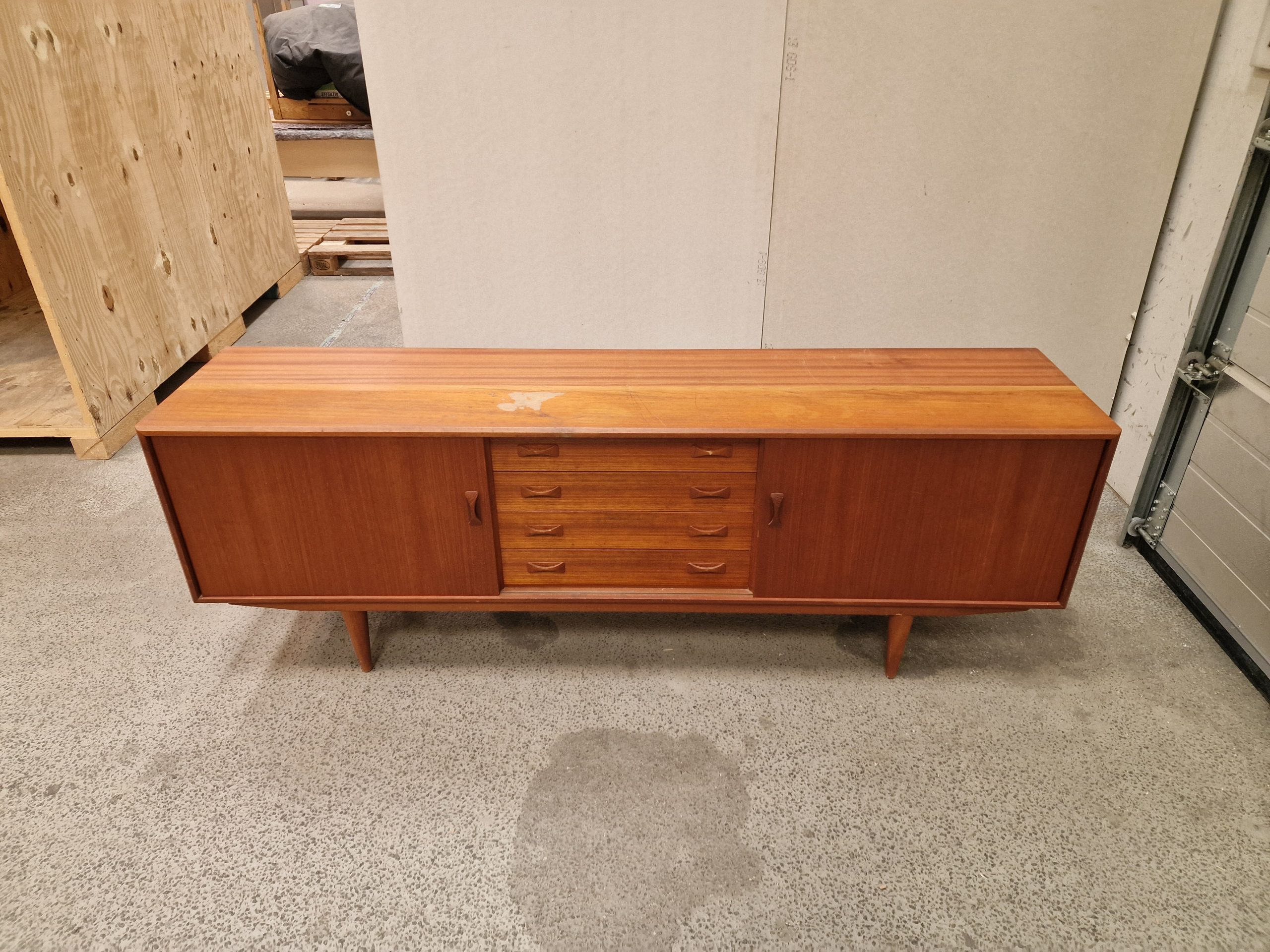 Lang lav teaktræ skænk med reoler, Clausen og Søn