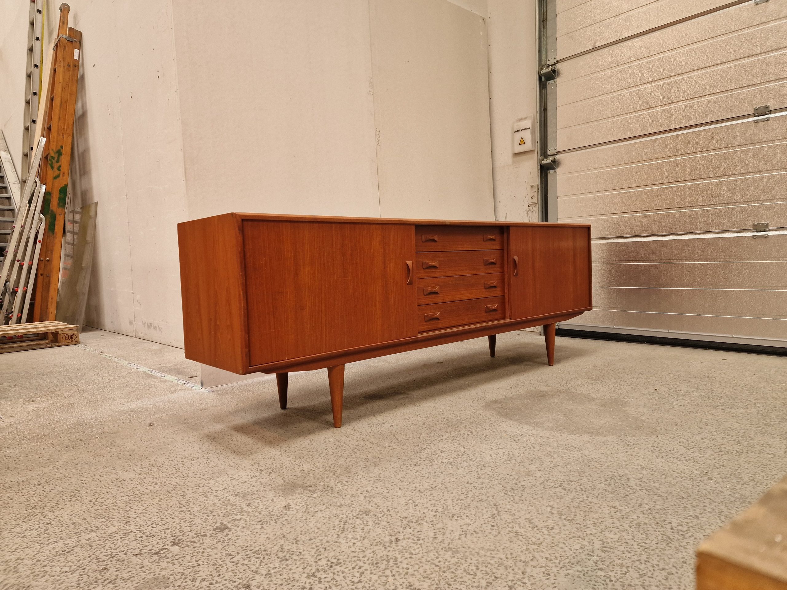 Lang lav teaktræ skænk med reoler, Clausen og Søn