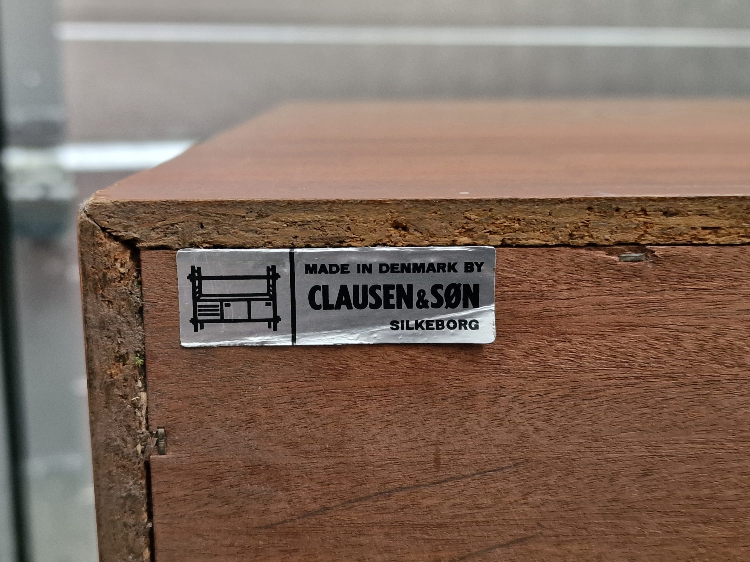 Lang lav teaktræ skænk med reoler, Clausen og Søn