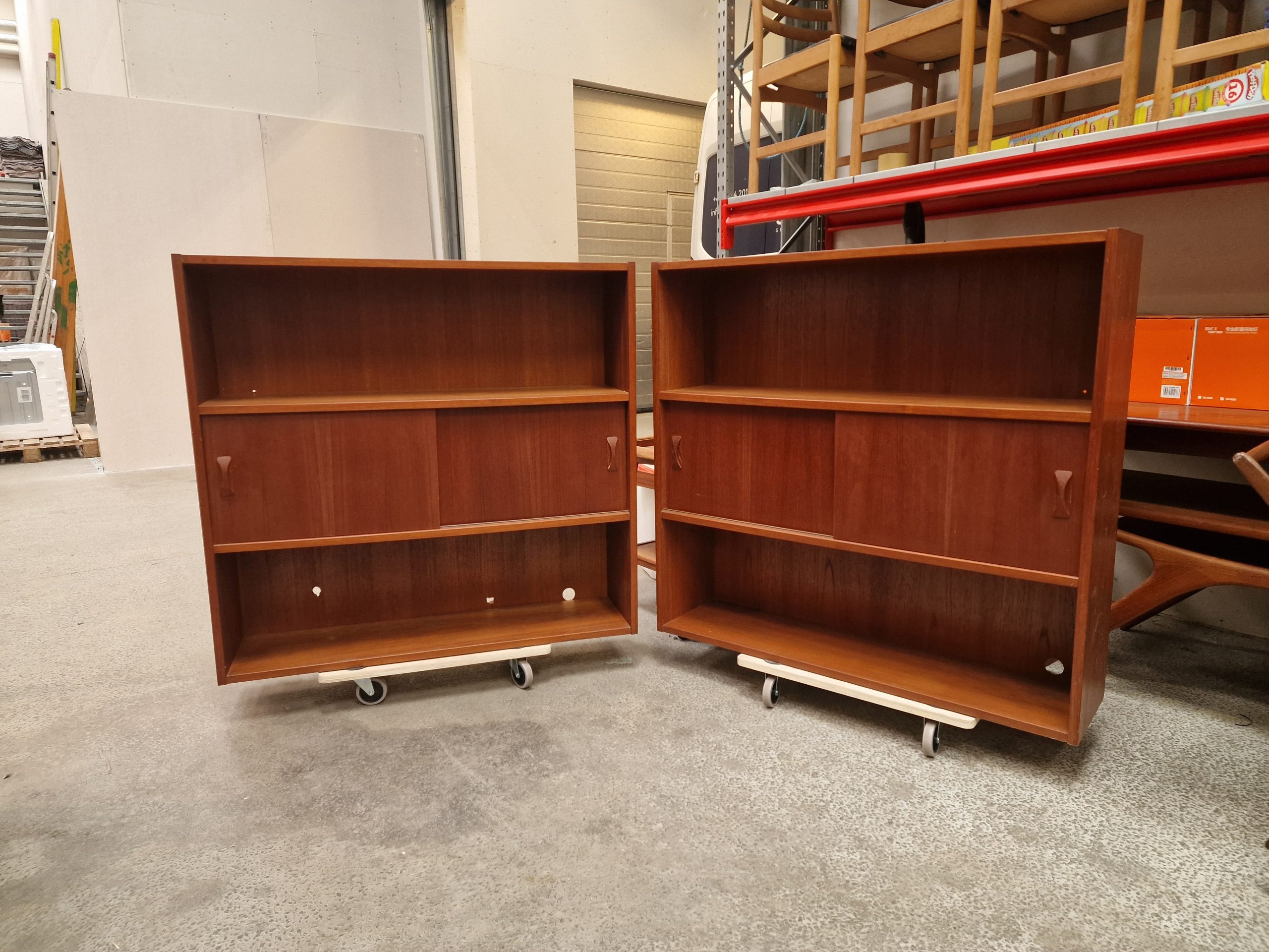 Lang lav teaktræ skænk med reoler, Clausen og Søn