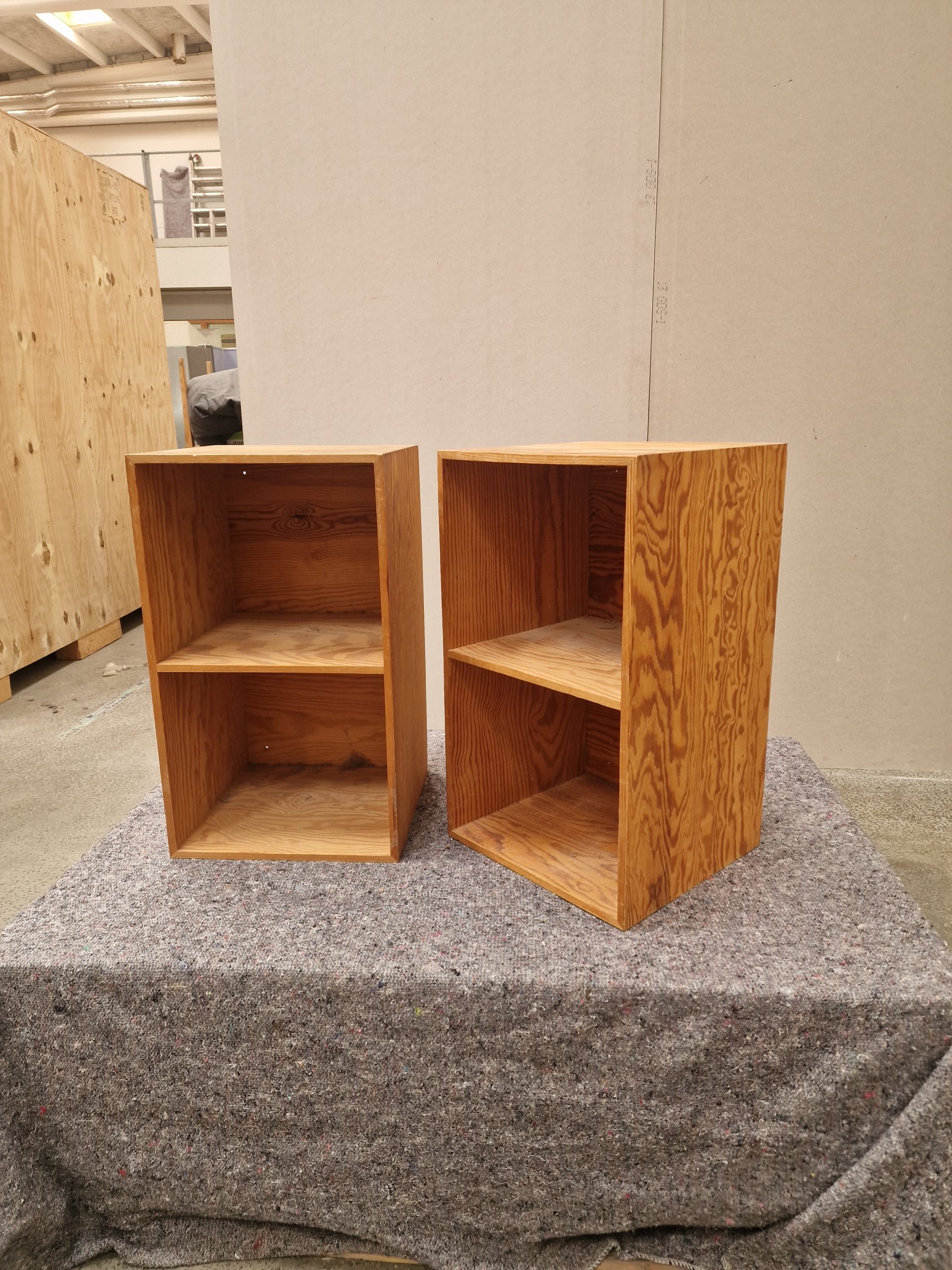 To bogkasser i fyrretræ