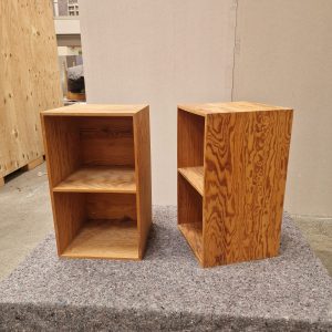 To bogkasser i fyrretræ