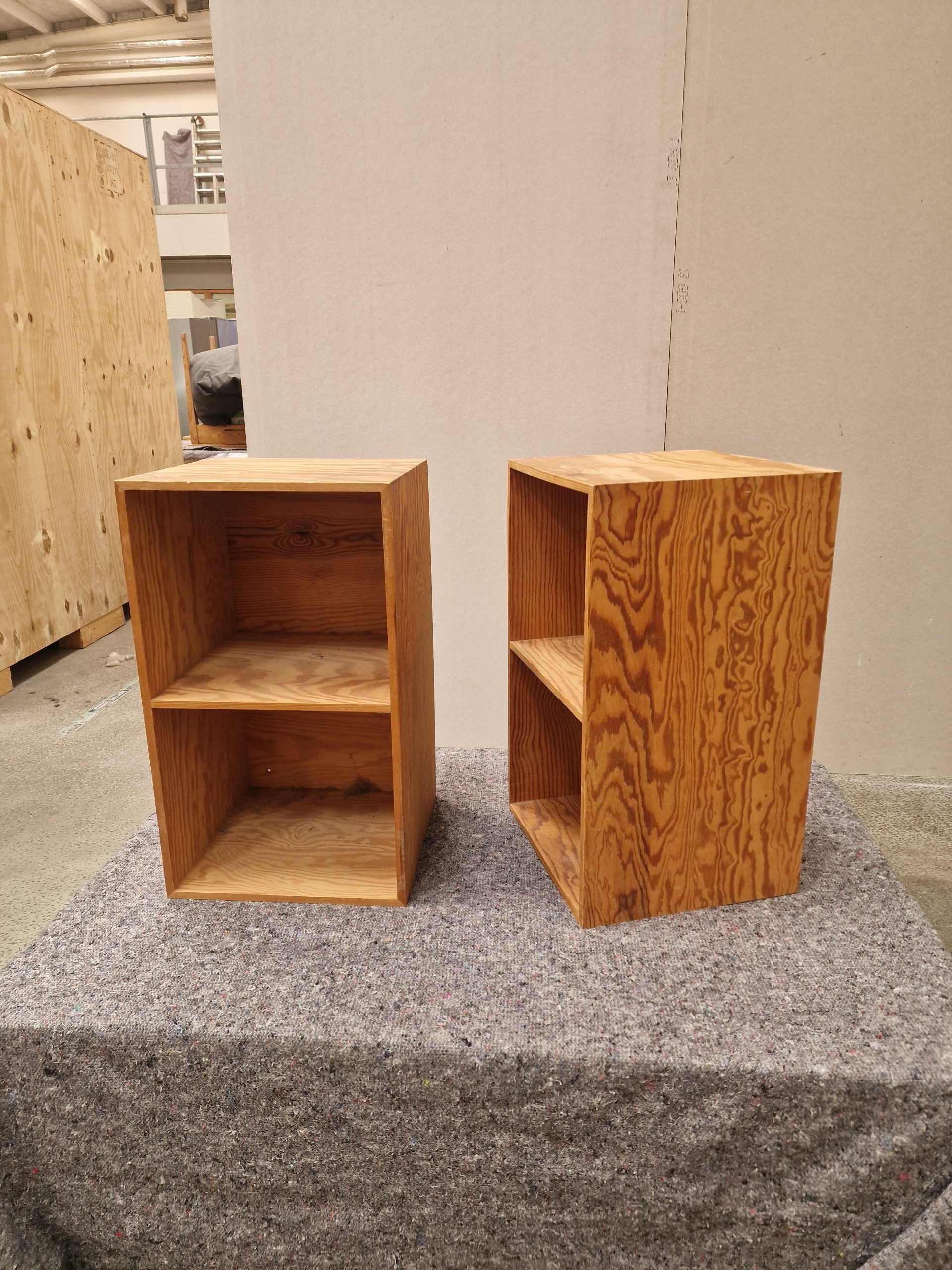 To bogkasser i fyrretræ