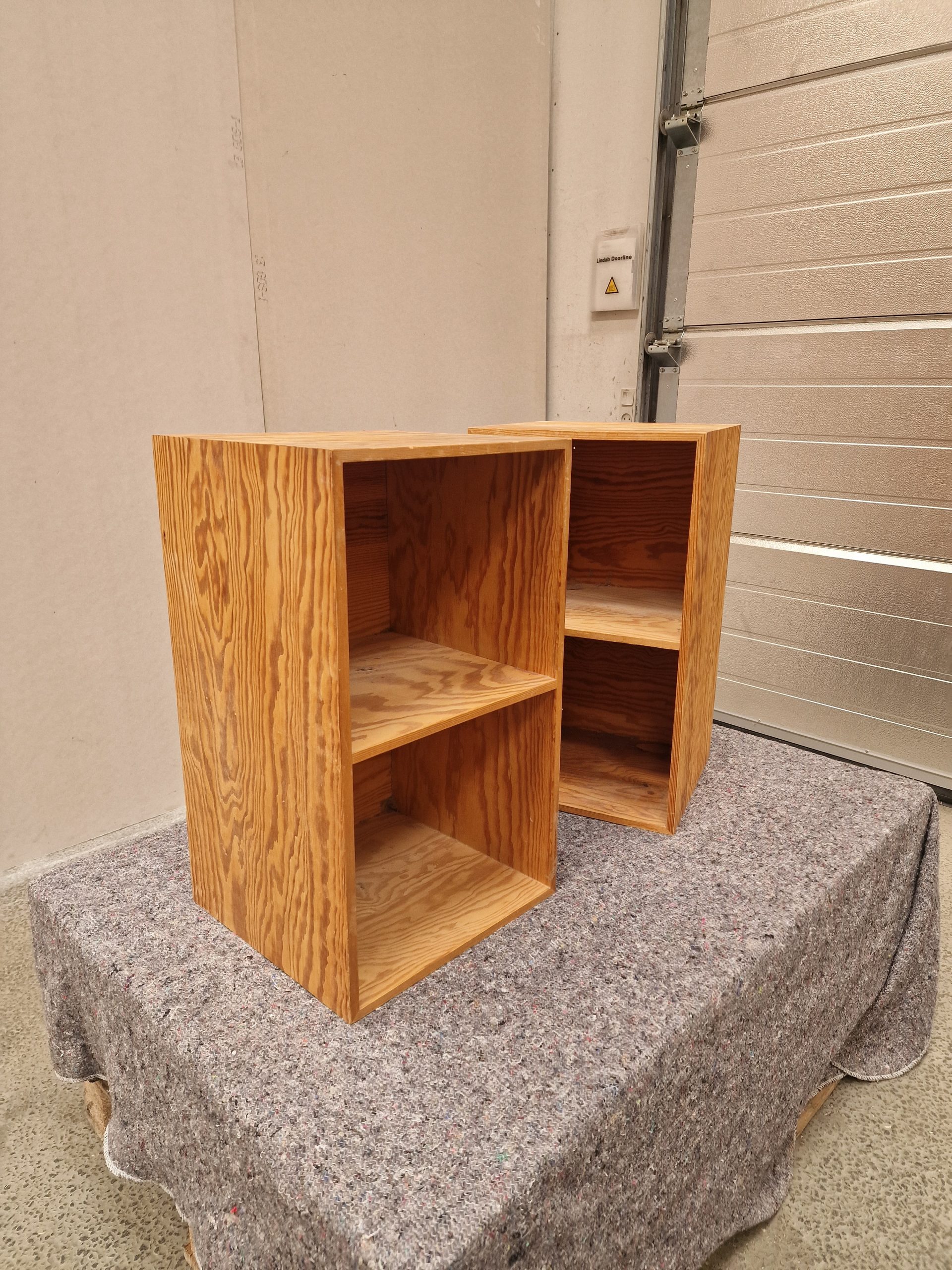 To bogkasser i fyrretræ