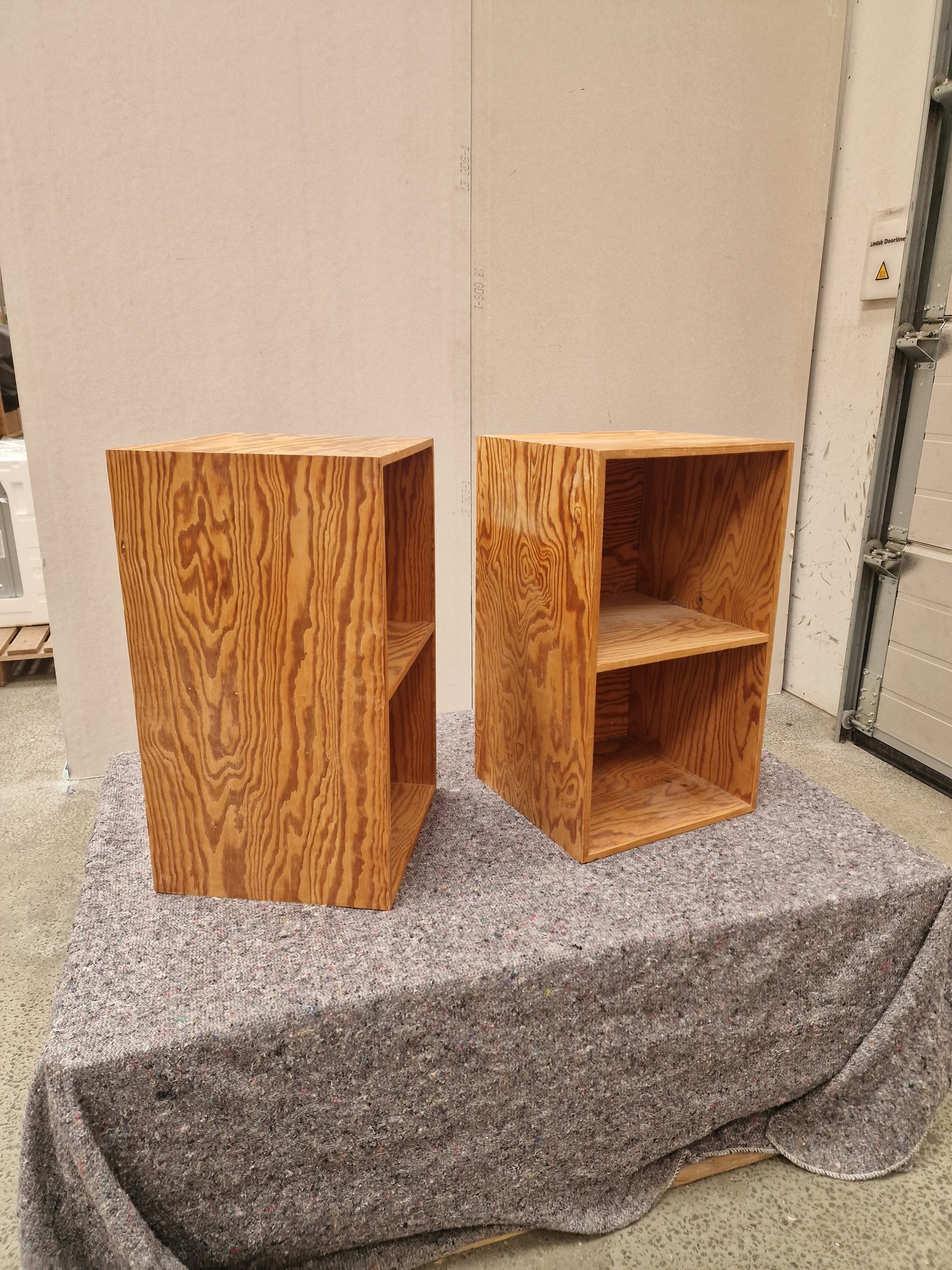 To bogkasser i fyrretræ