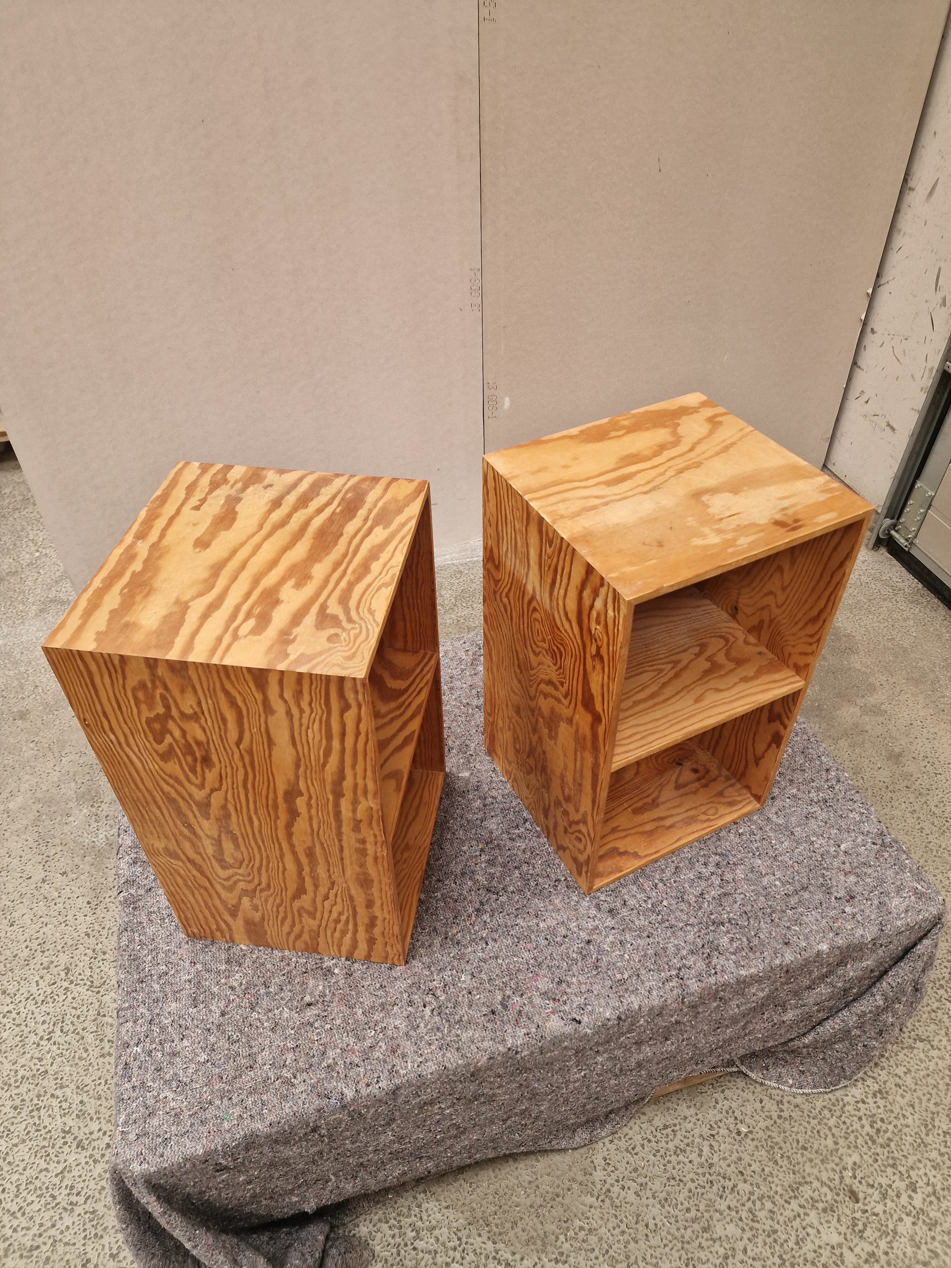 To bogkasser i fyrretræ