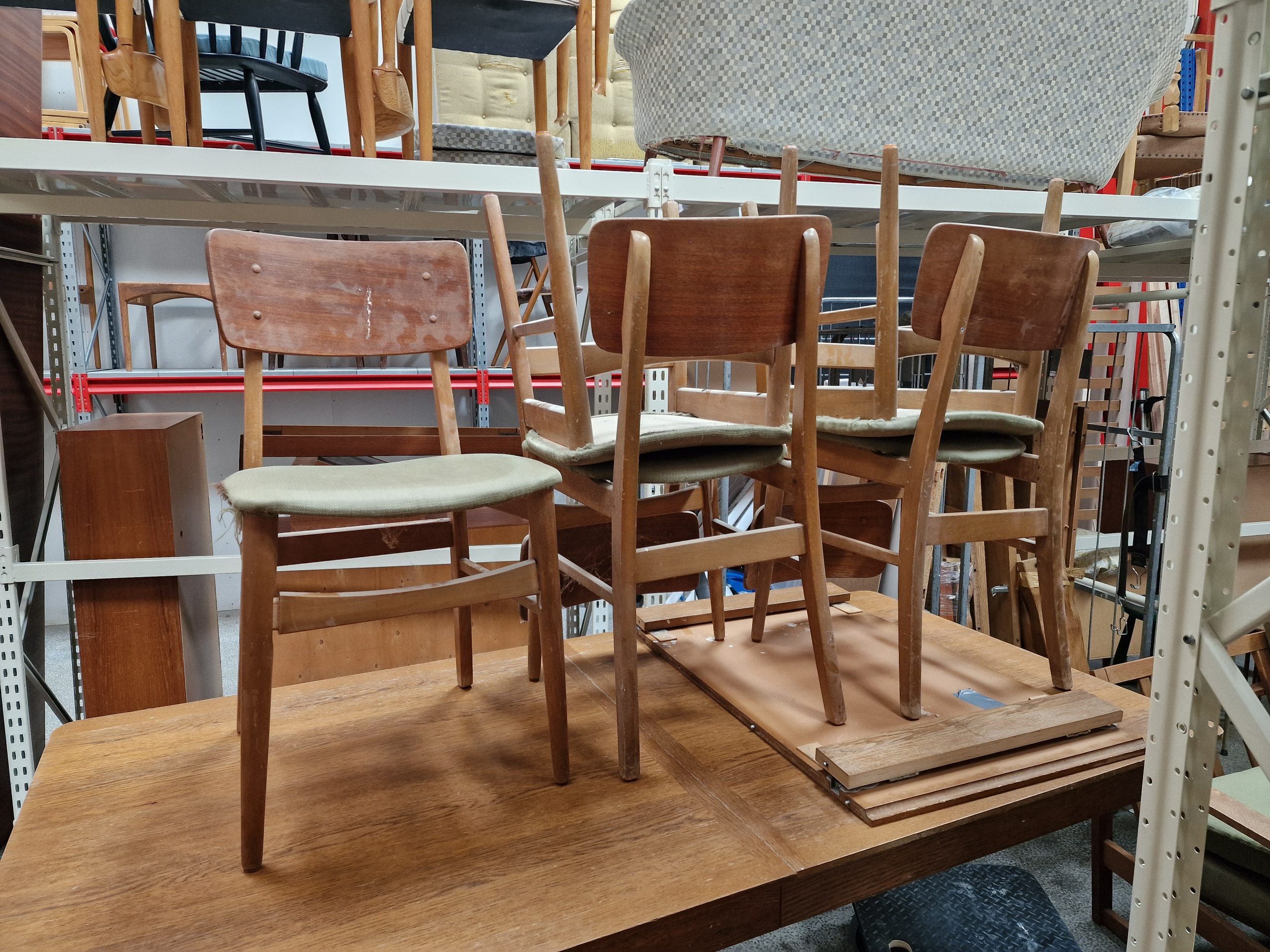 Fem spisestole med rygstykke af teak og letgrøn polstring