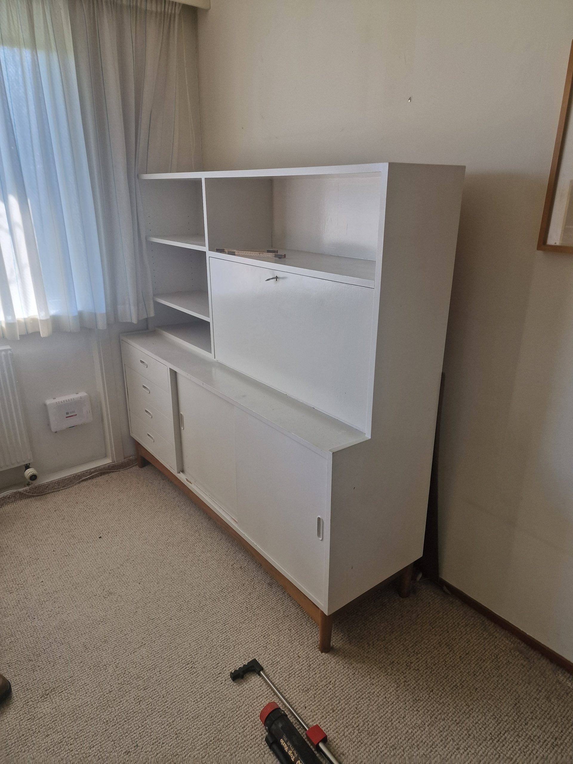 Hvidmalet skænk på stel, teak