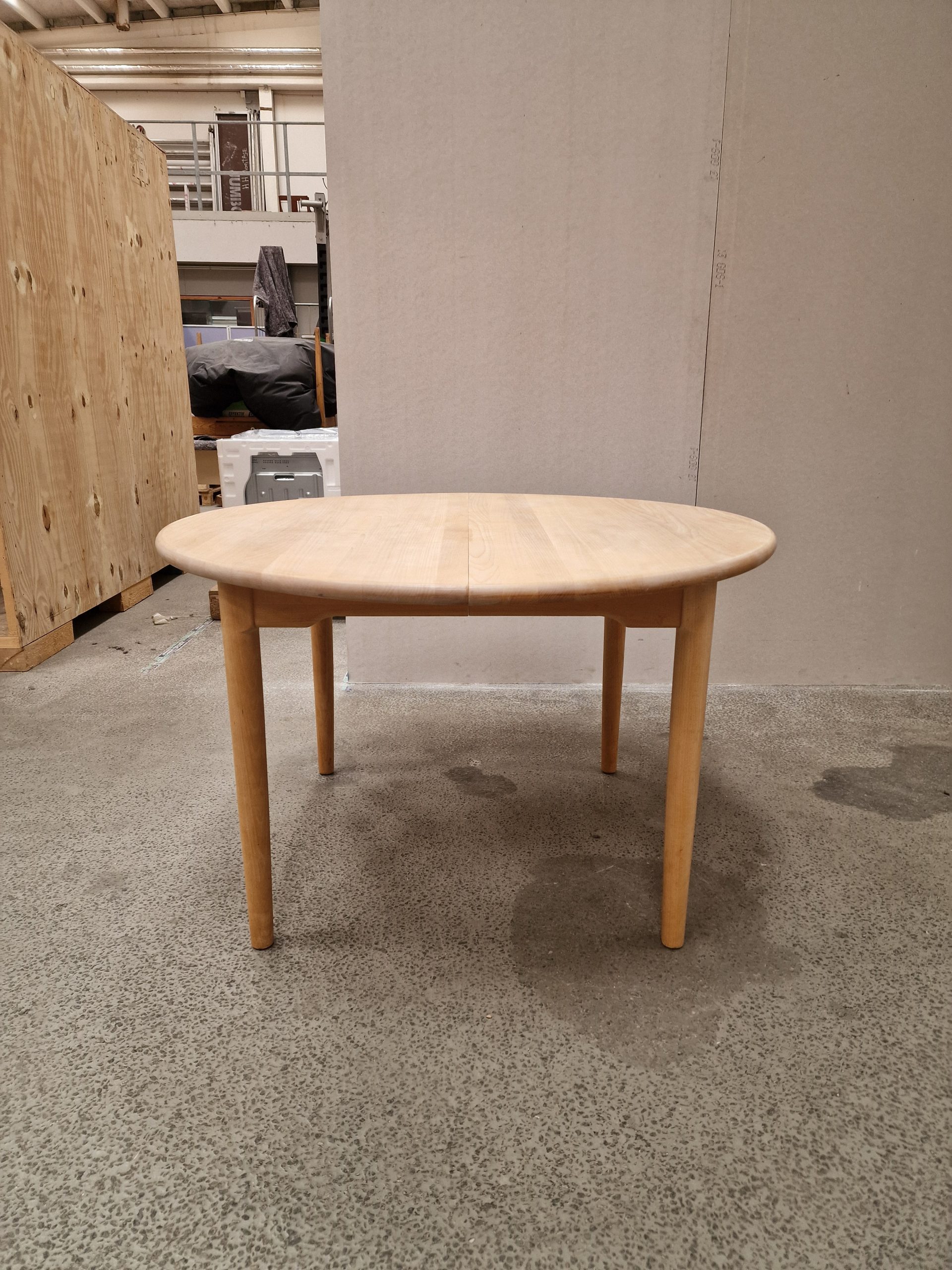 Rundt spisebord i massiv bøgetræ