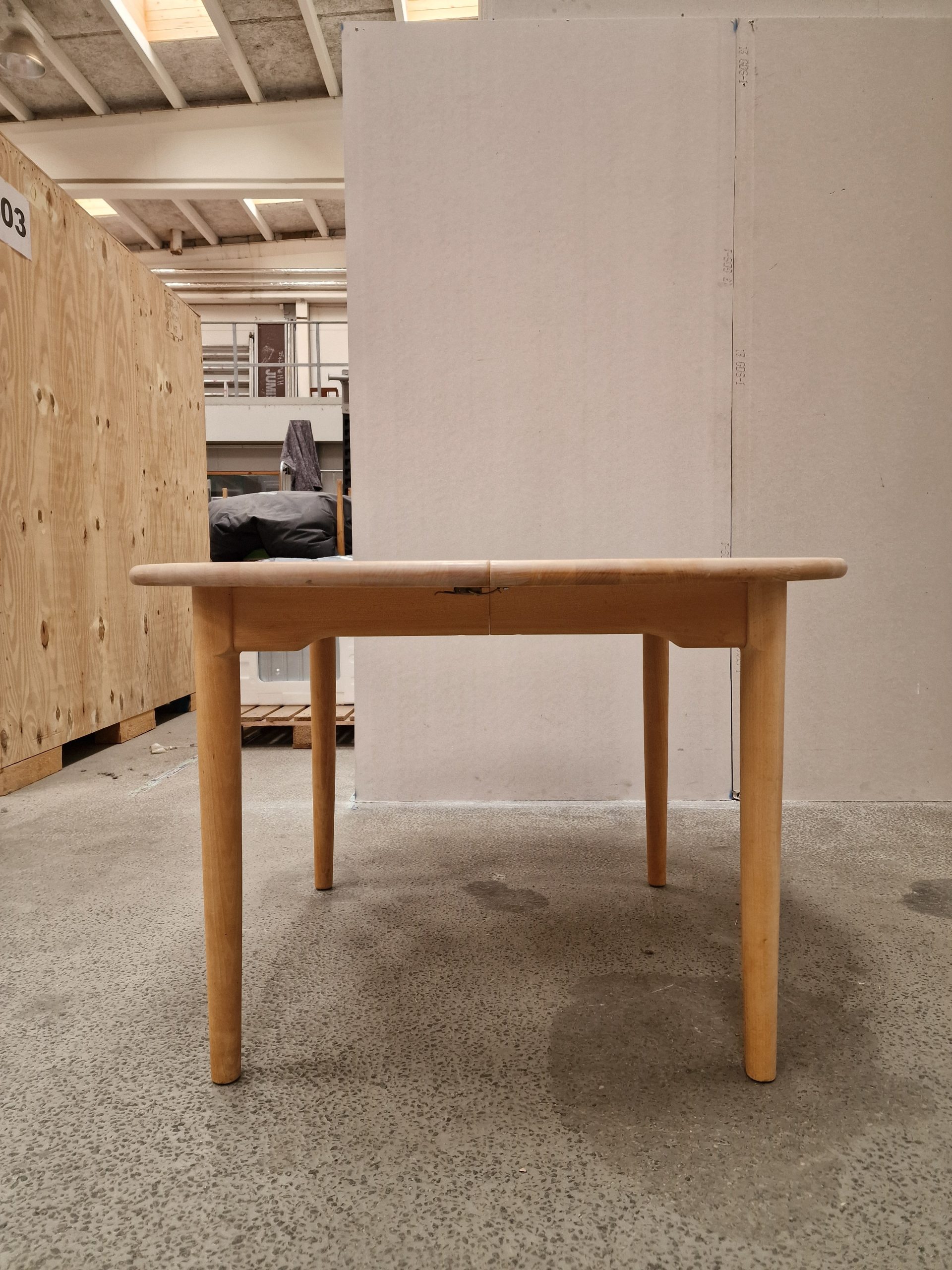 Rundt spisebord i massiv bøgetræ