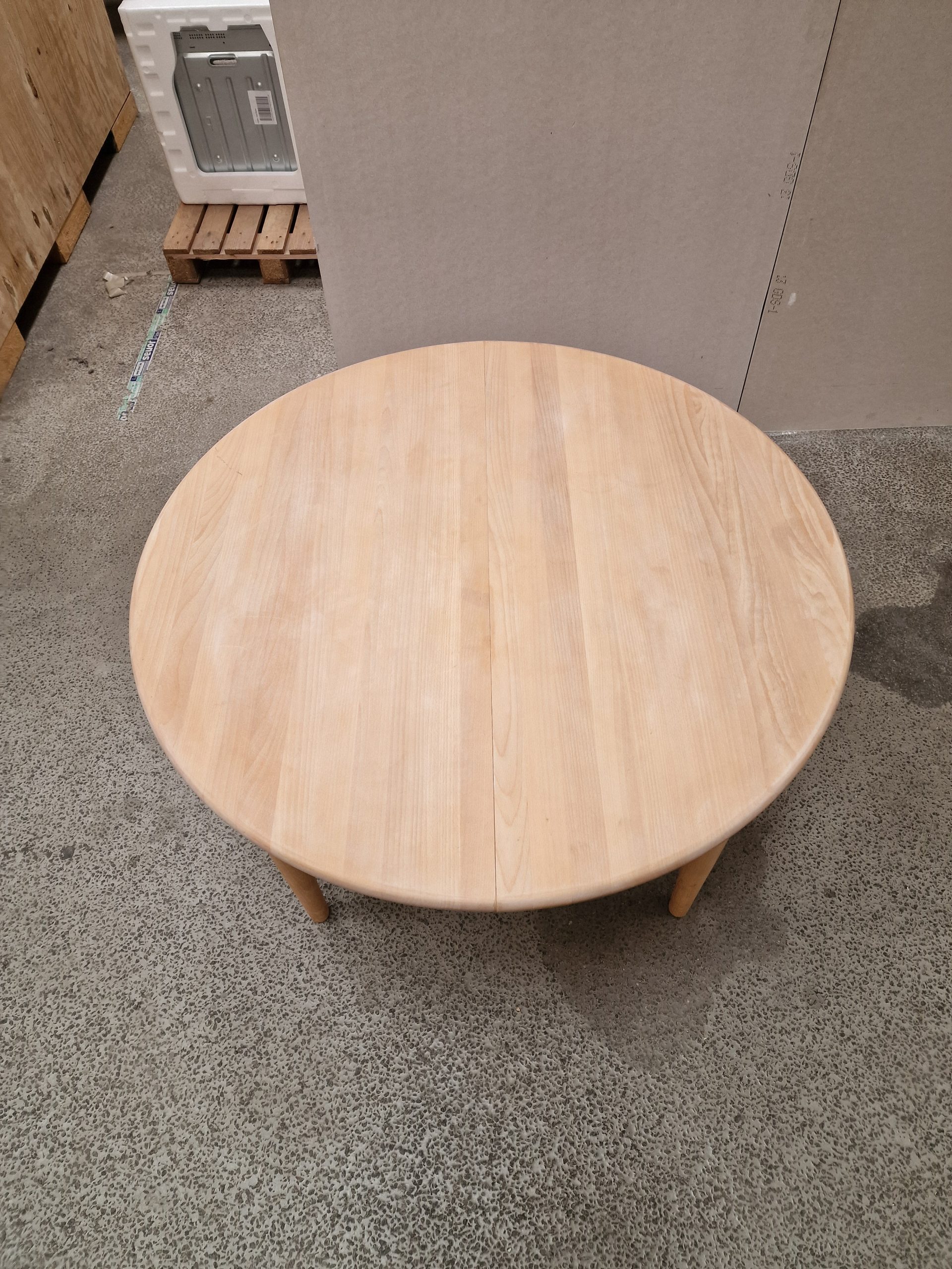 Rundt spisebord i massiv bøgetræ