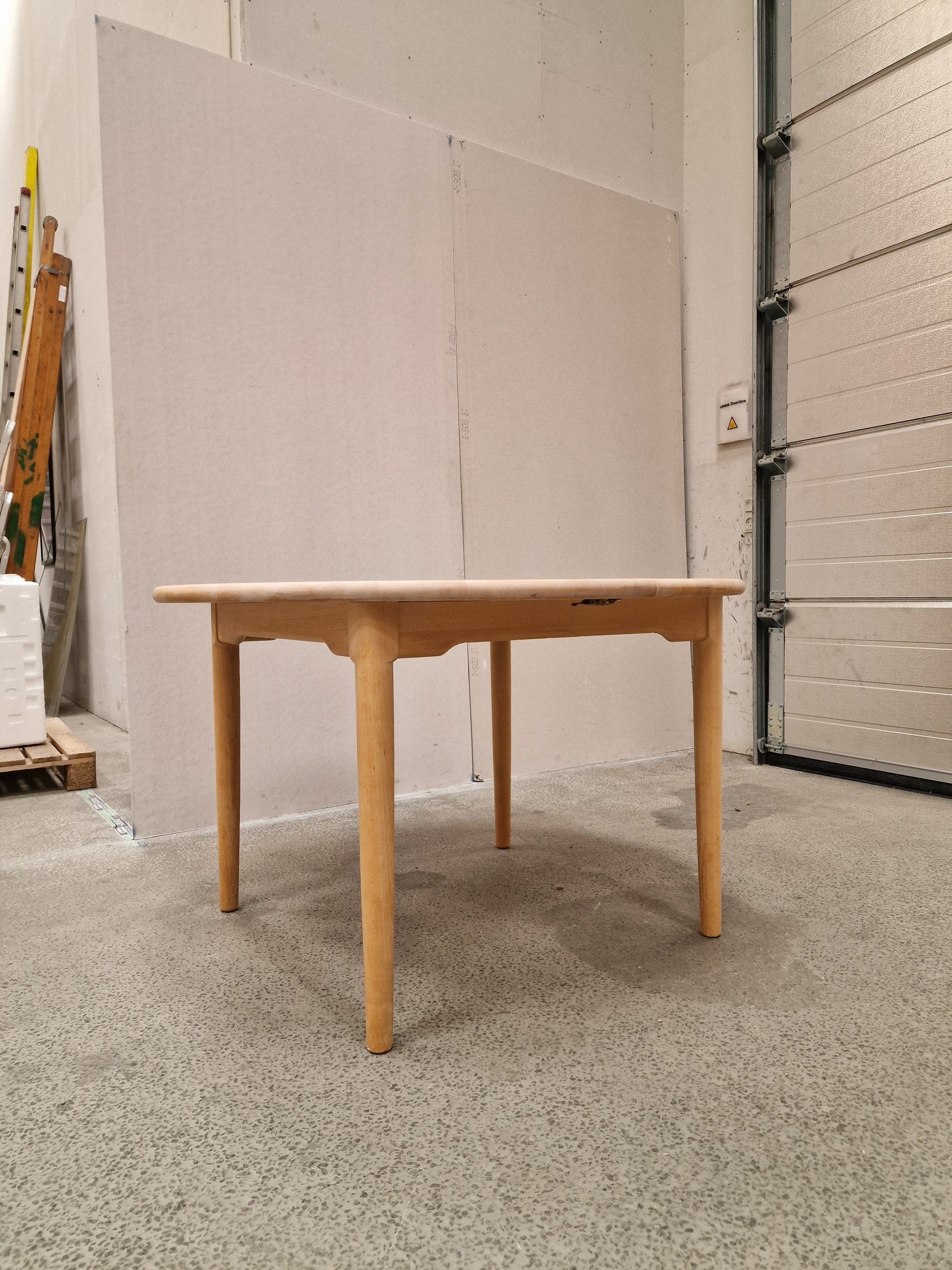 Rundt spisebord i massiv bøgetræ