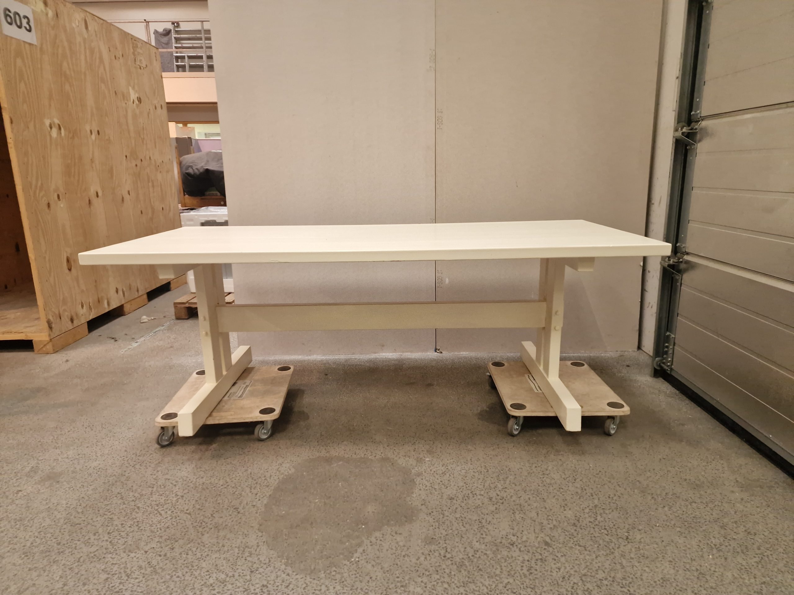 hvidmalet spisebord i massiv fyrretræ