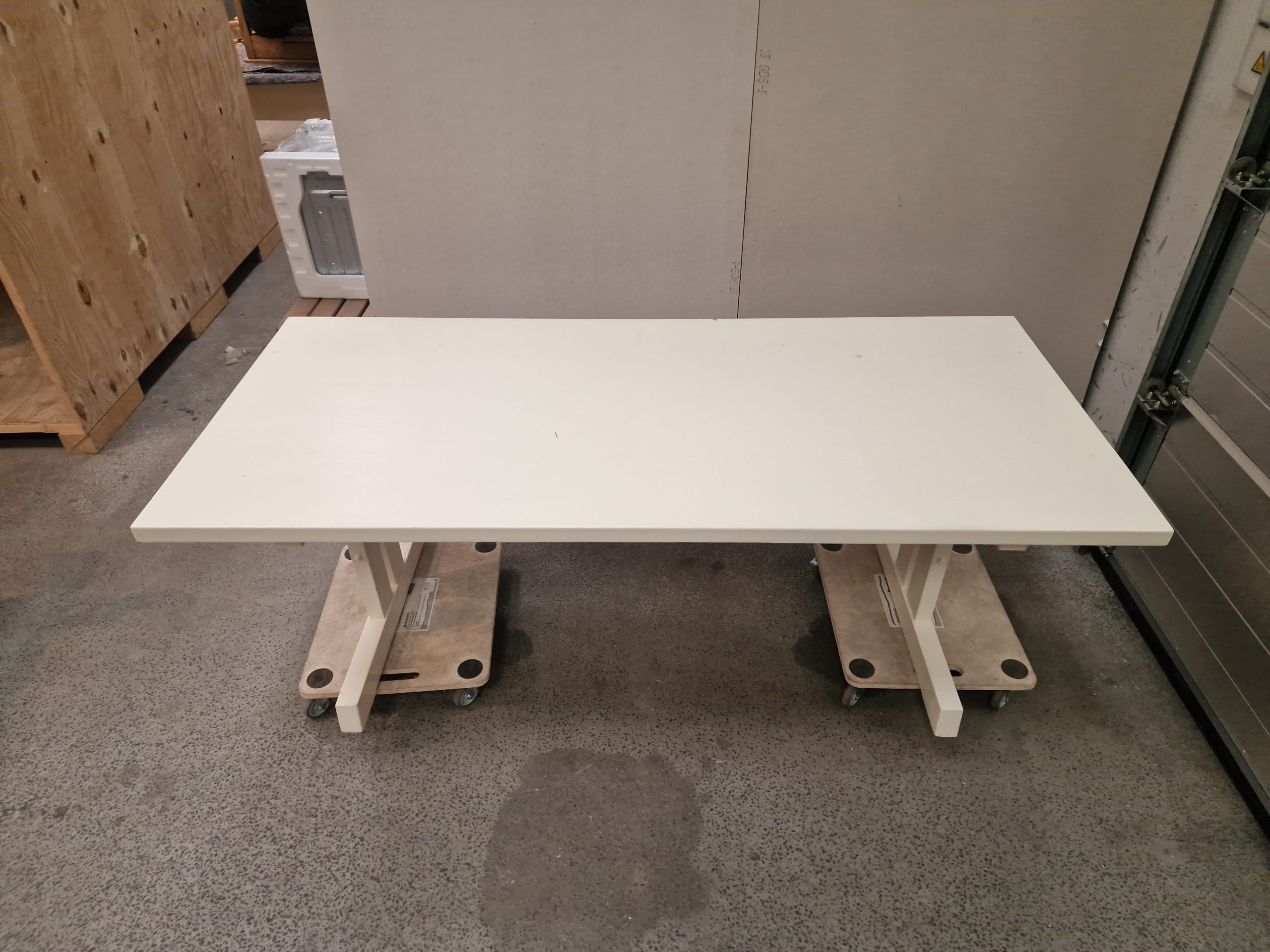 hvidmalet spisebord i massiv fyrretræ