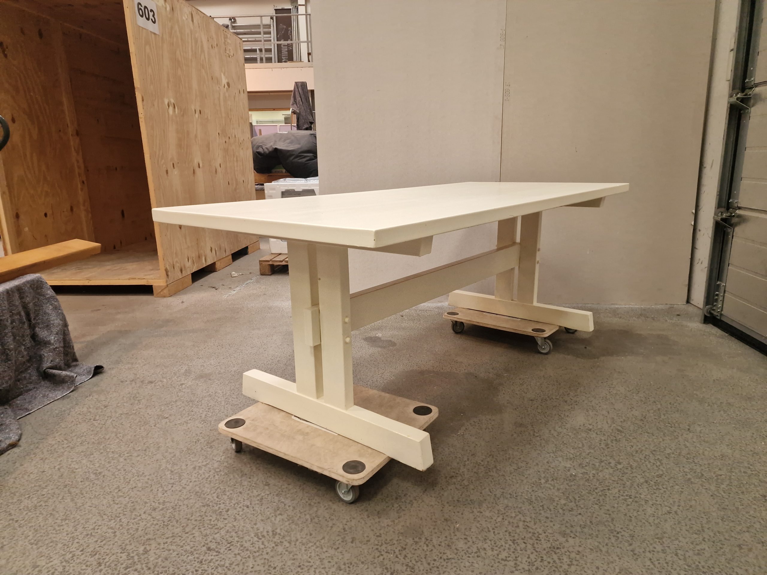 hvidmalet spisebord i massiv fyrretræ