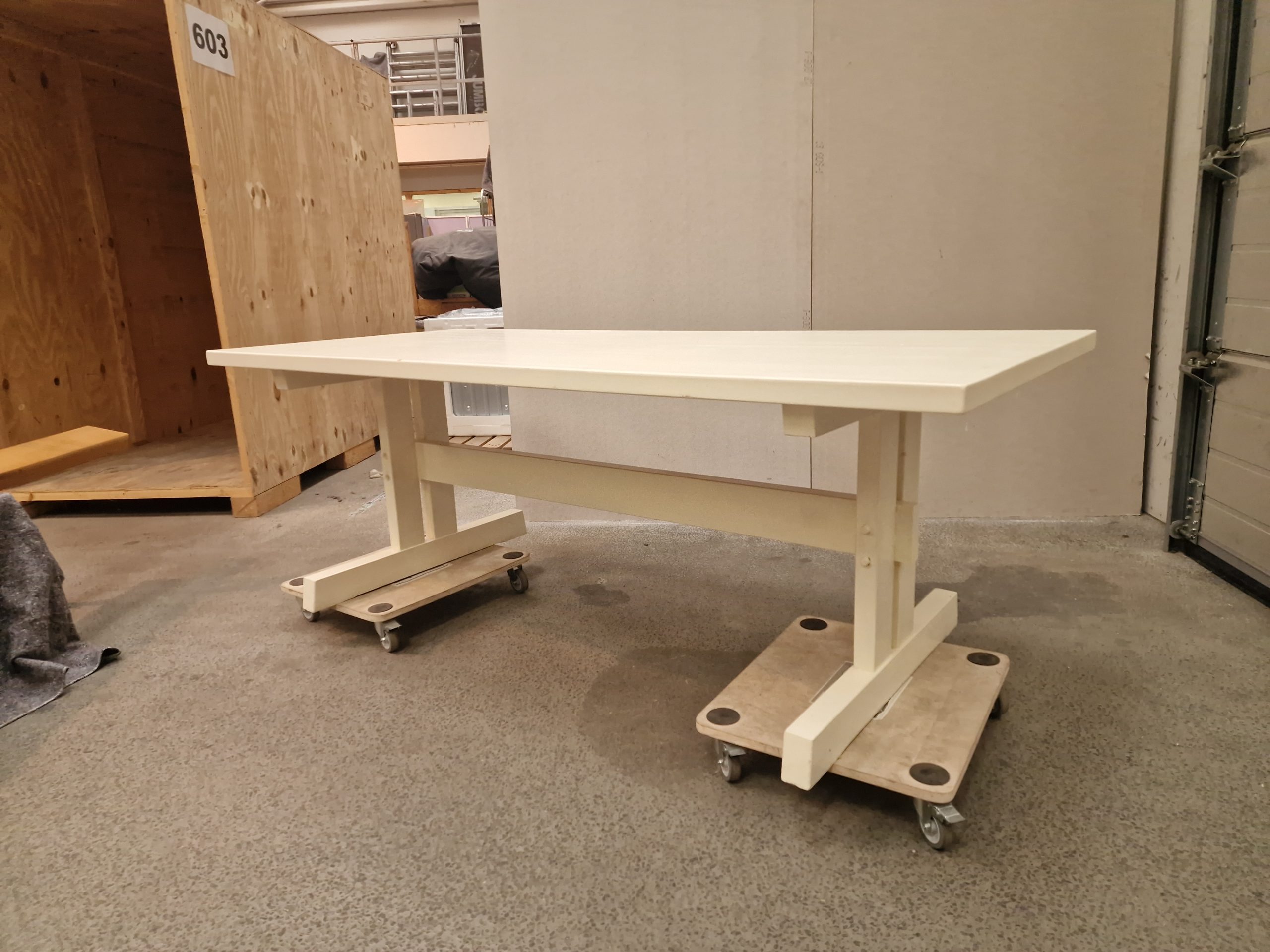 hvidmalet spisebord i massiv fyrretræ