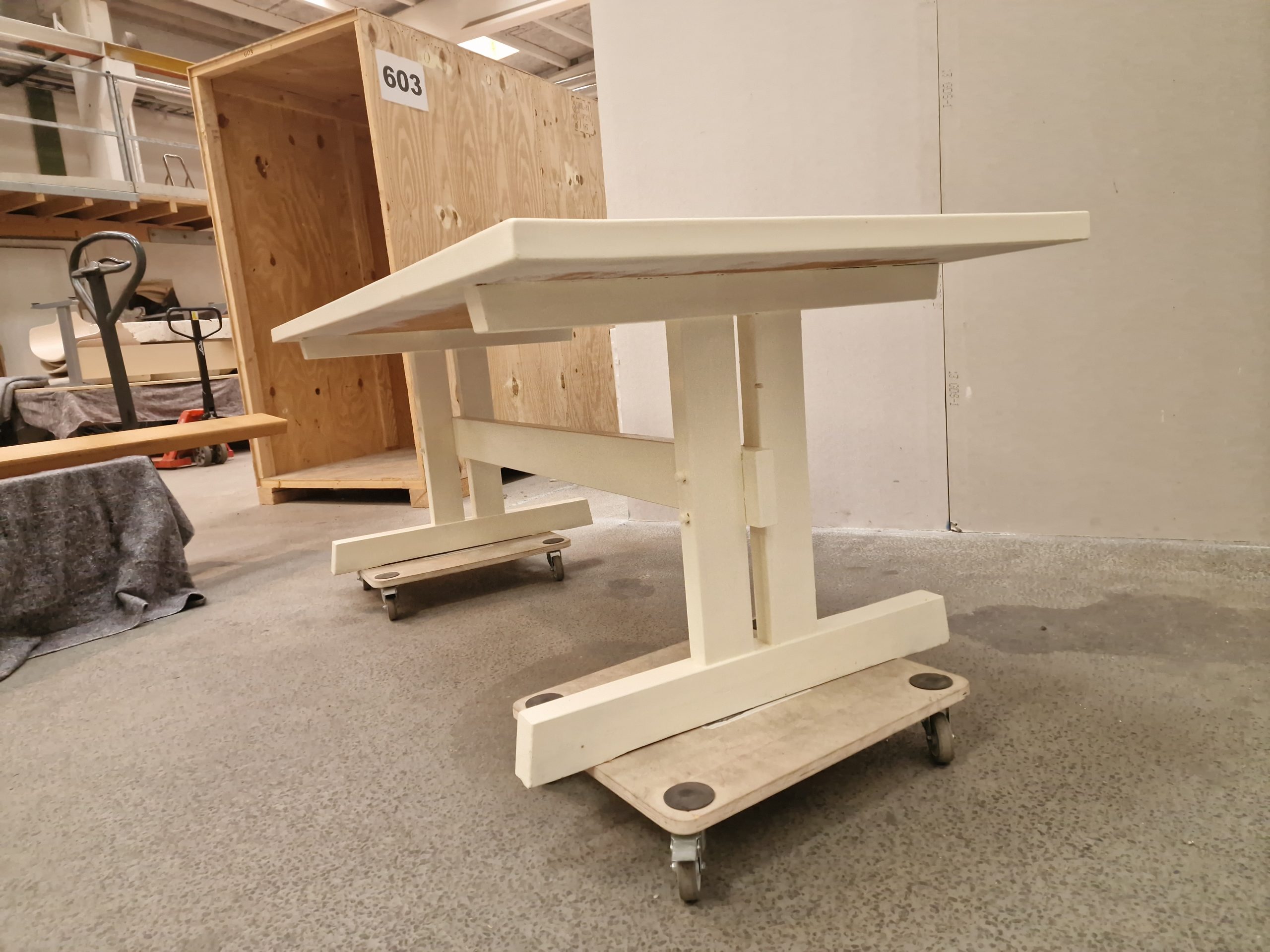 hvidmalet spisebord i massiv fyrretræ