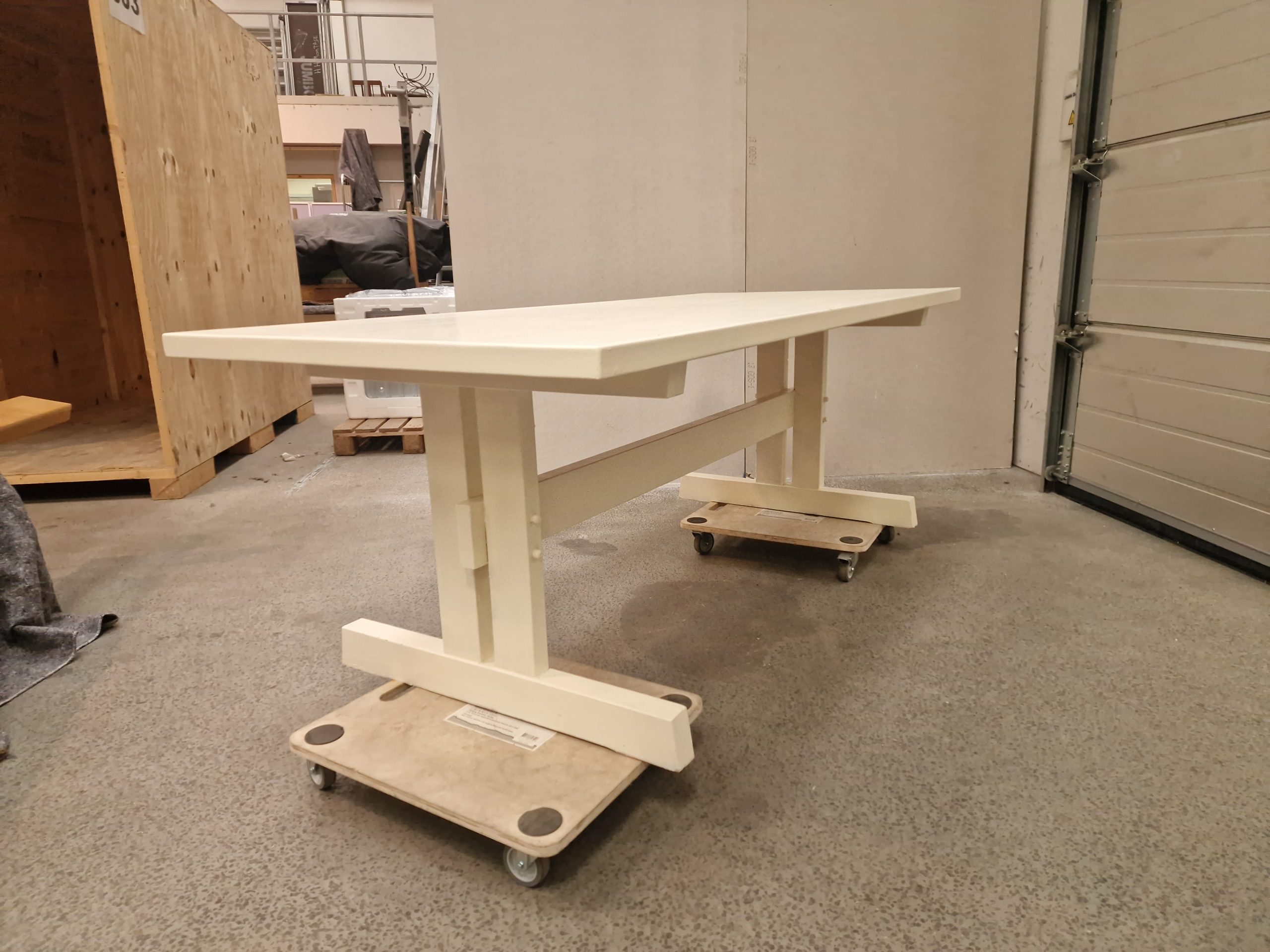 hvidmalet spisebord i massiv fyrretræ