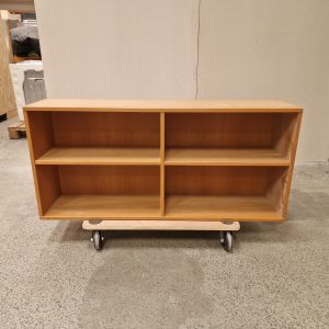 Lille bogreol i egetræ