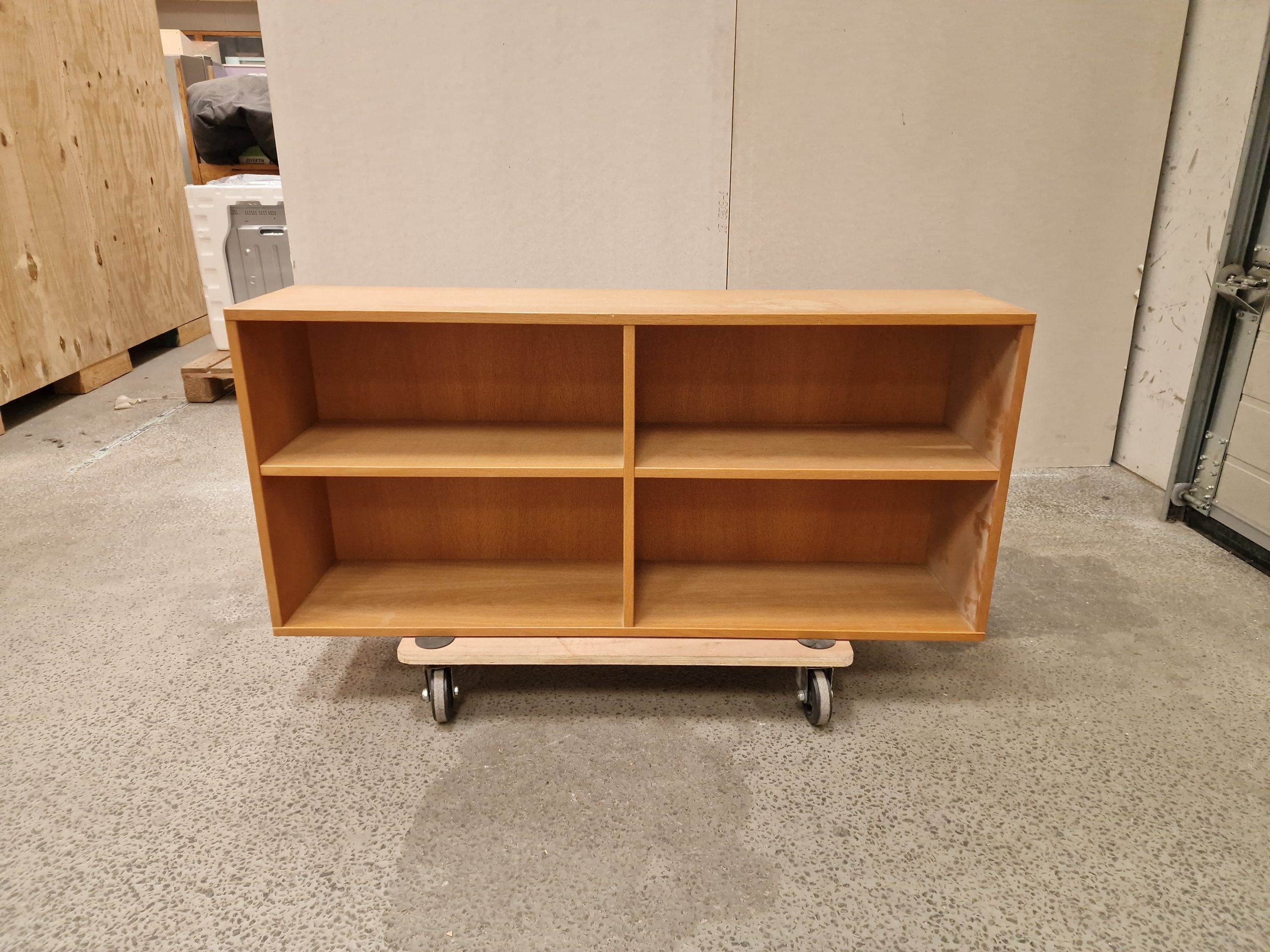 Lille bogreol i egetræ