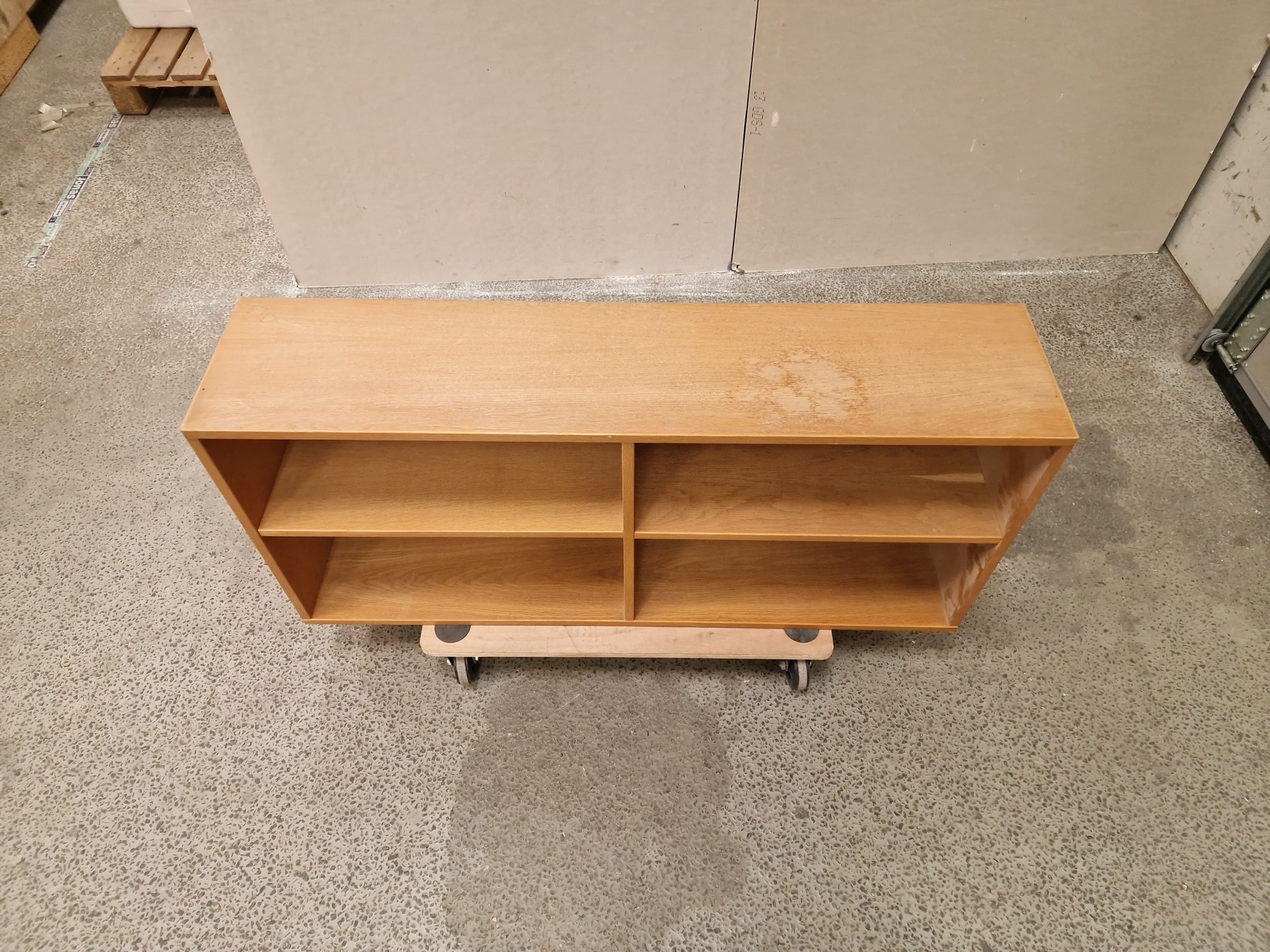 Lille bogreol i egetræ